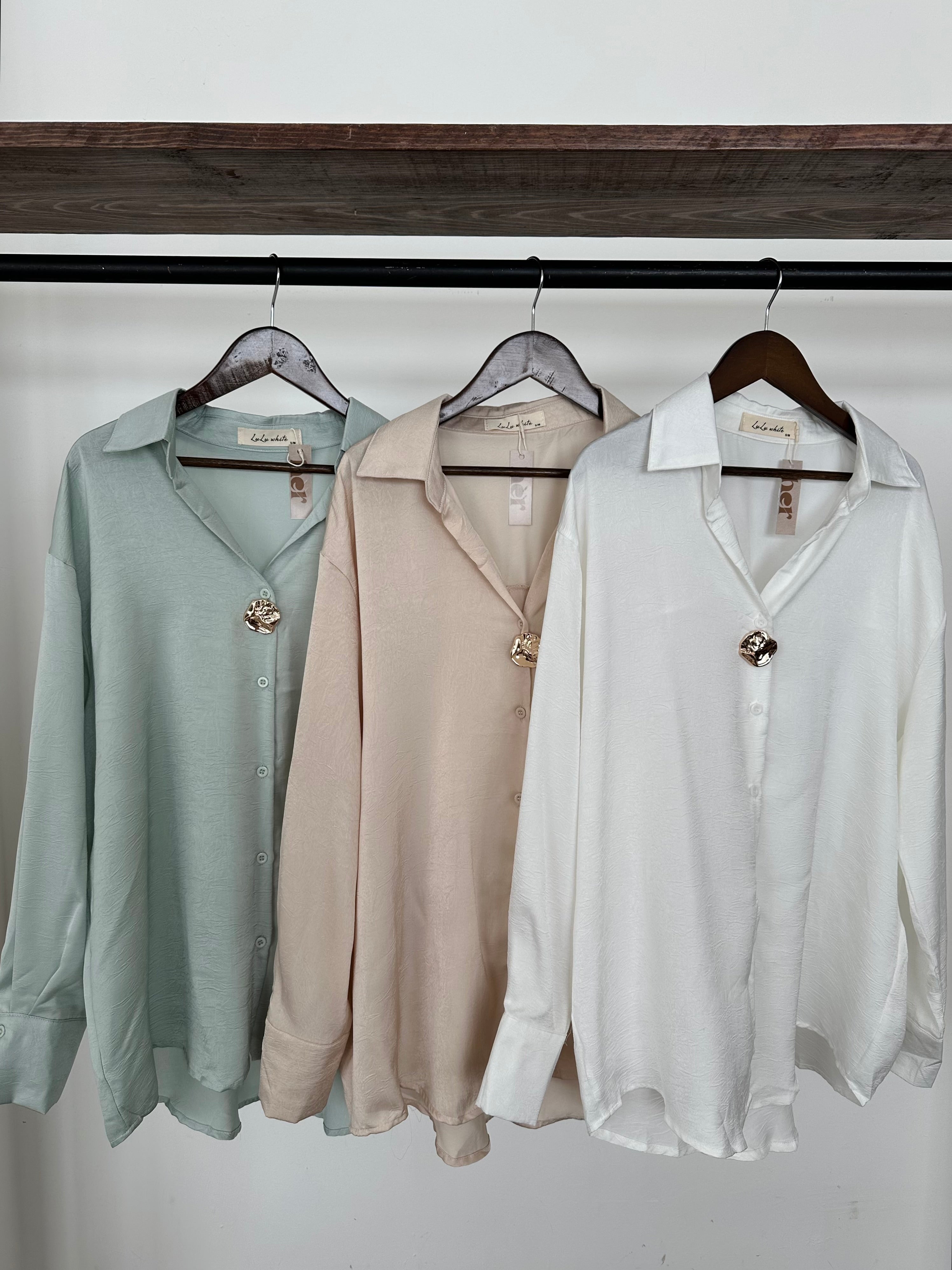Camisa con detalle dorado