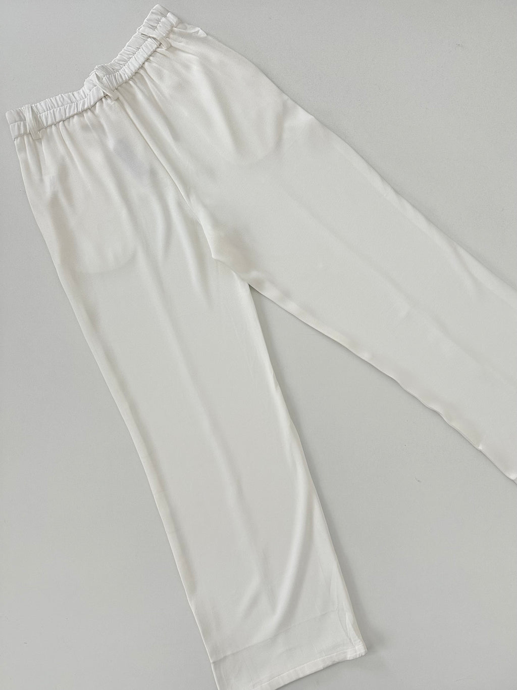 Pantalón recto con pinza frontal