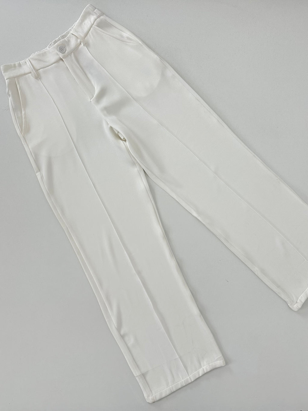 Pantalón recto con pinza frontal