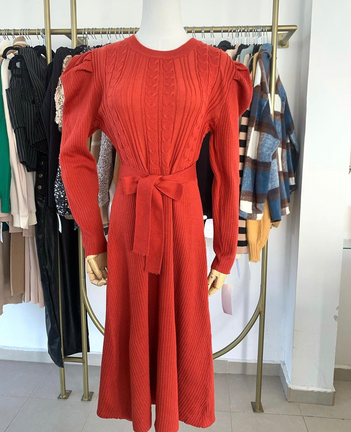 Vestido naranja con moño