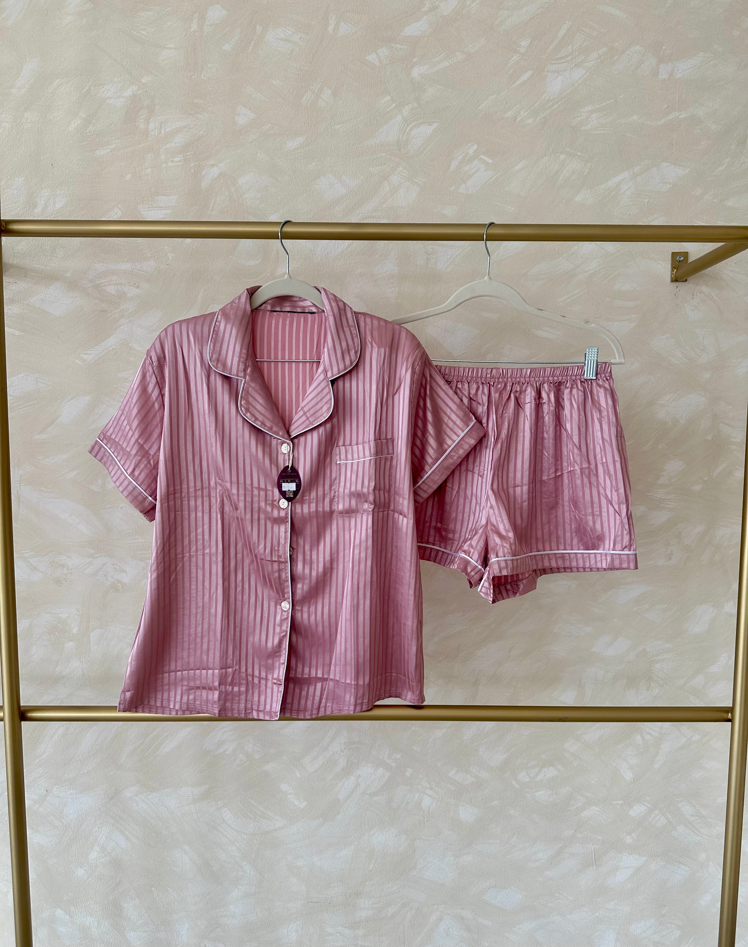 Pijama satinada con rayas