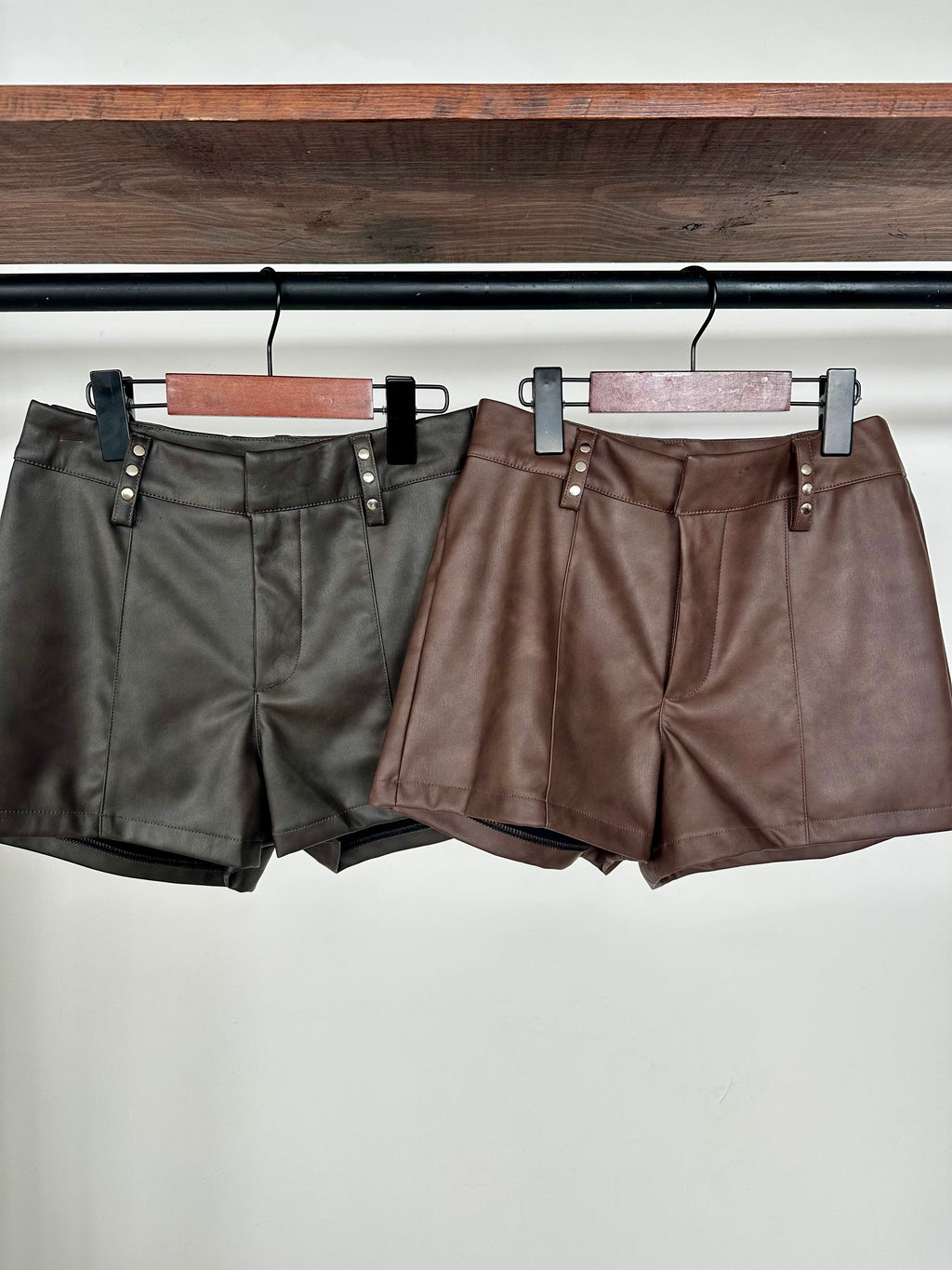 Short vinipiel c/estoperoles