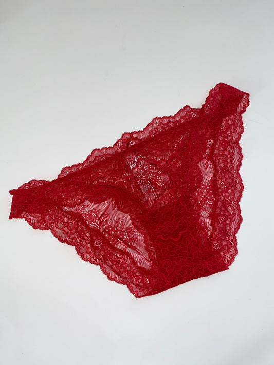 Panti de encaje rojo