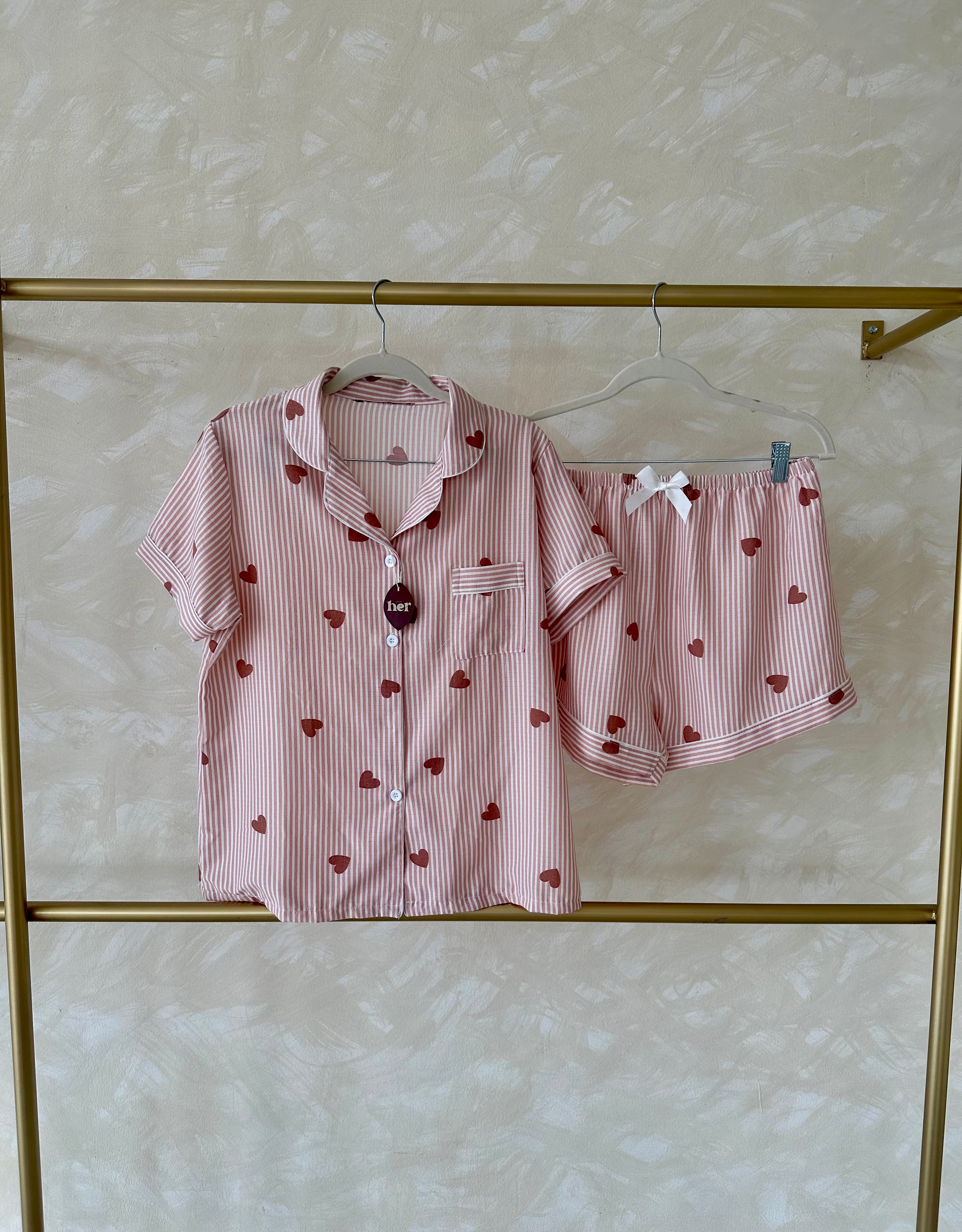 Pijama de rayas con corazones