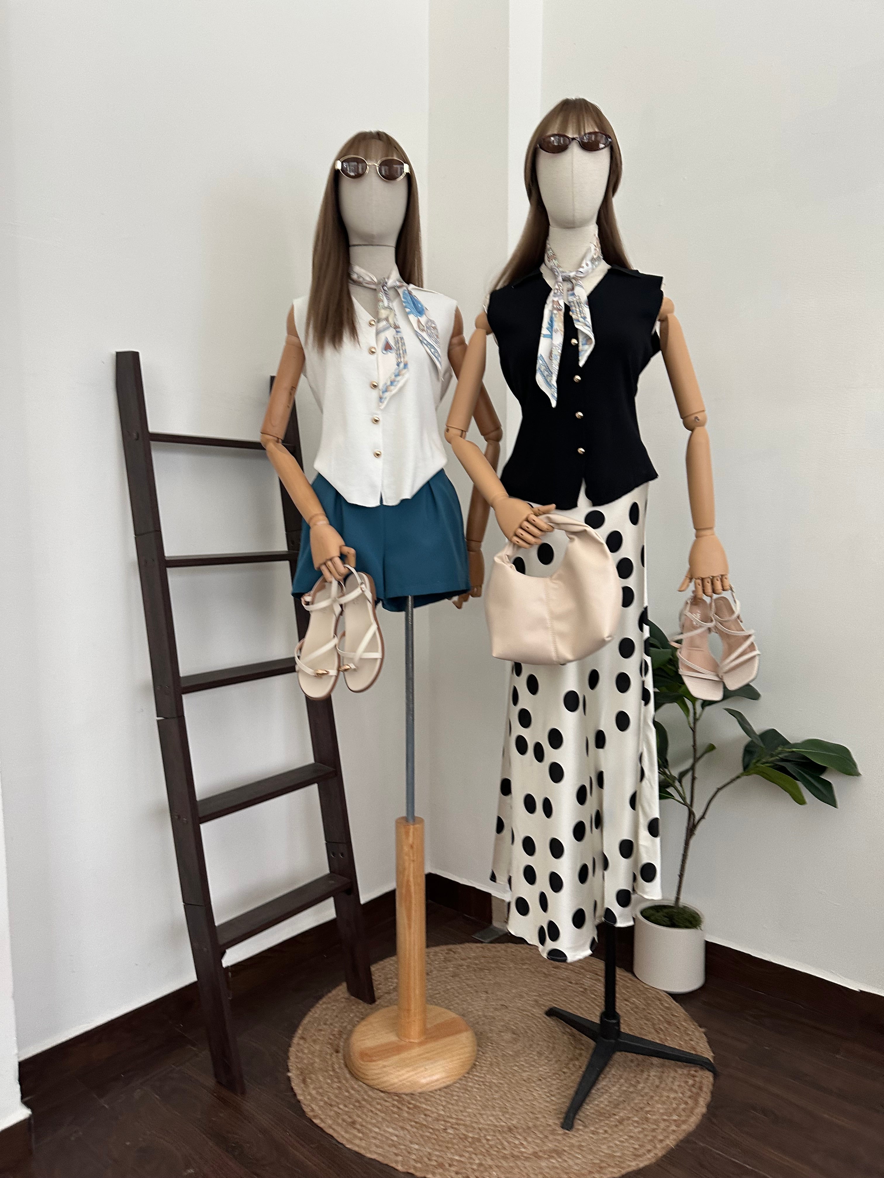 Blusa abotonada con mascada