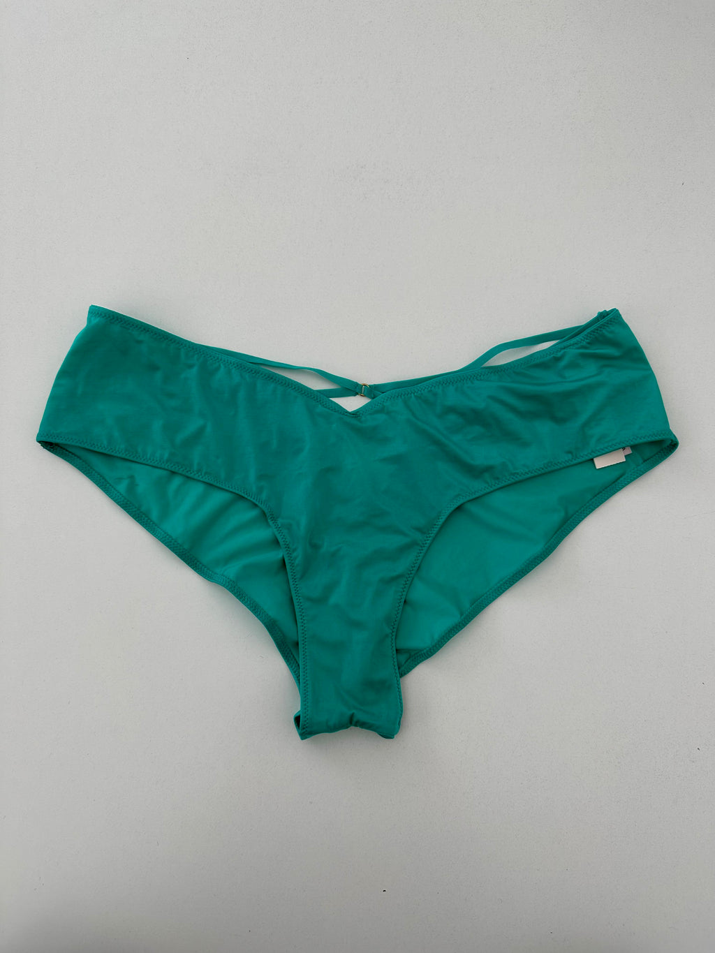 Tanga con detalle dorado