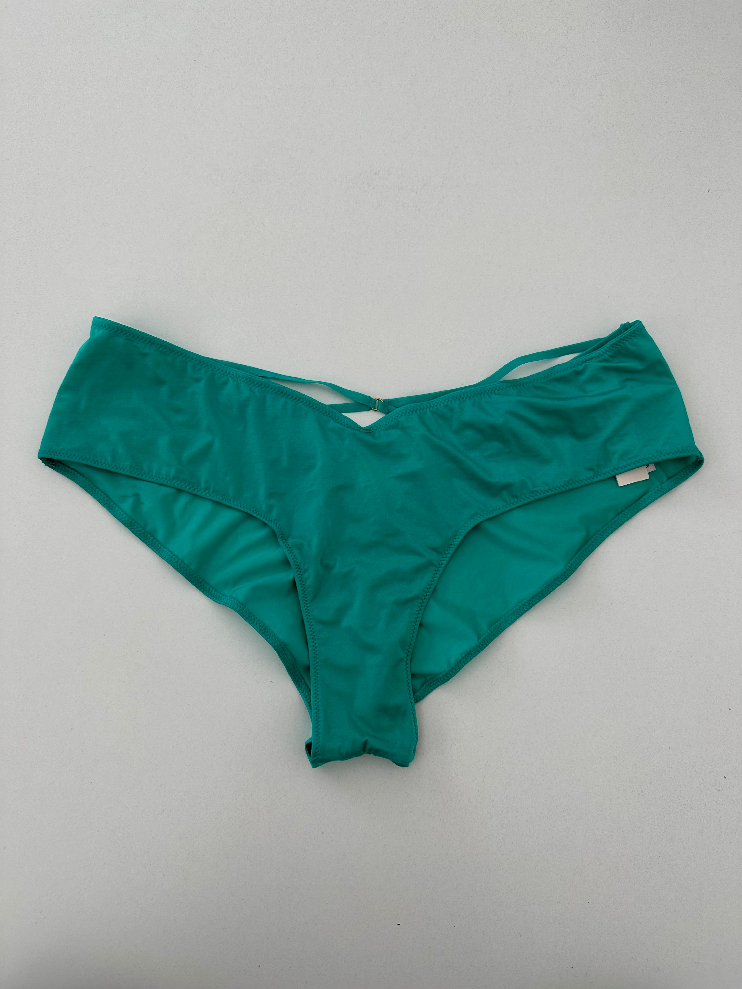 Tanga con detalle dorado