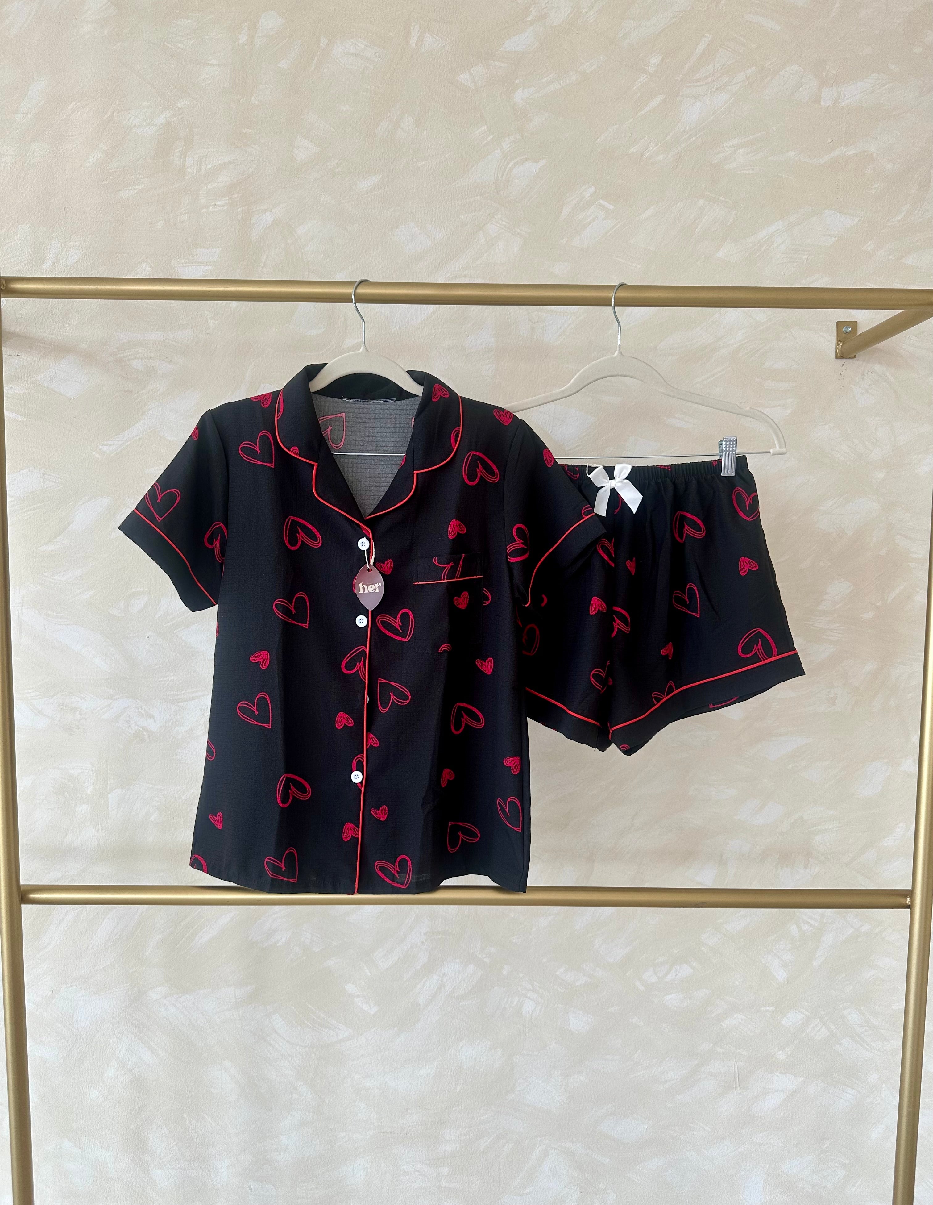 Pijama de corazones rojos
