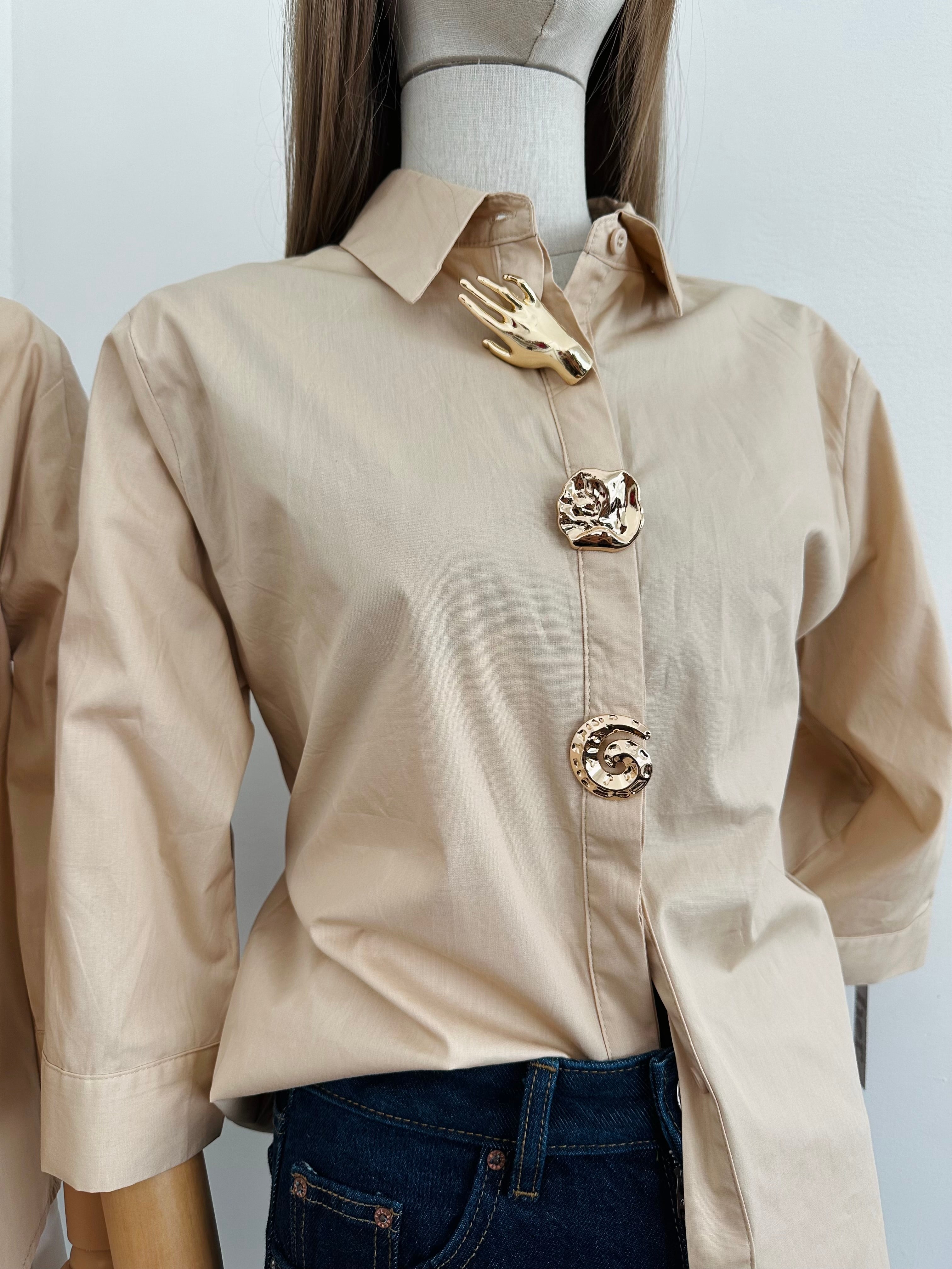 Camisa con aplicaciones