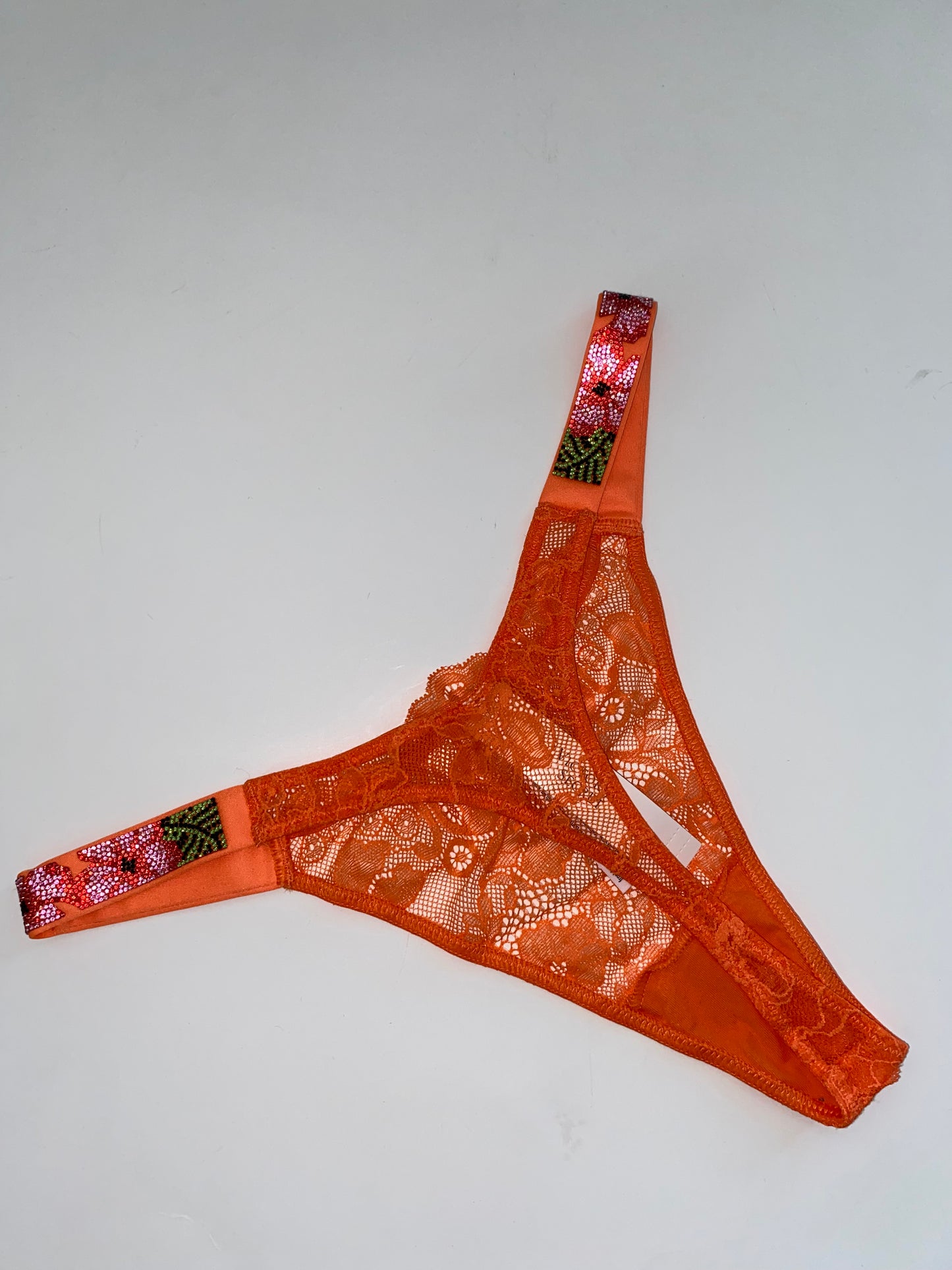 Tanga con brillos florales (victoria’s secret)