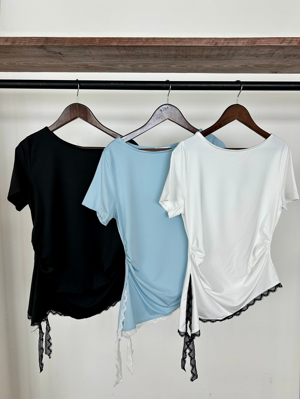 Blusa lisa con encaje