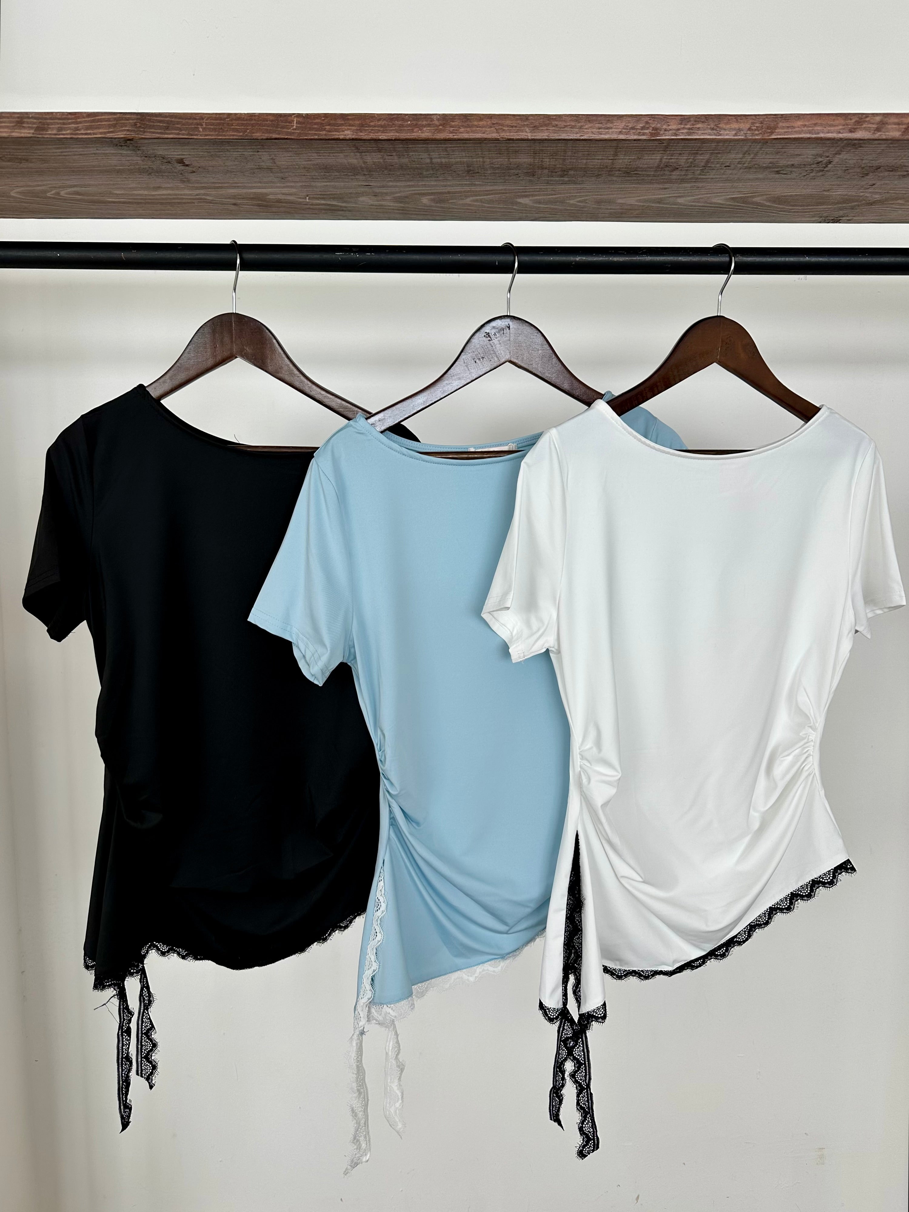 Blusa lisa con encaje
