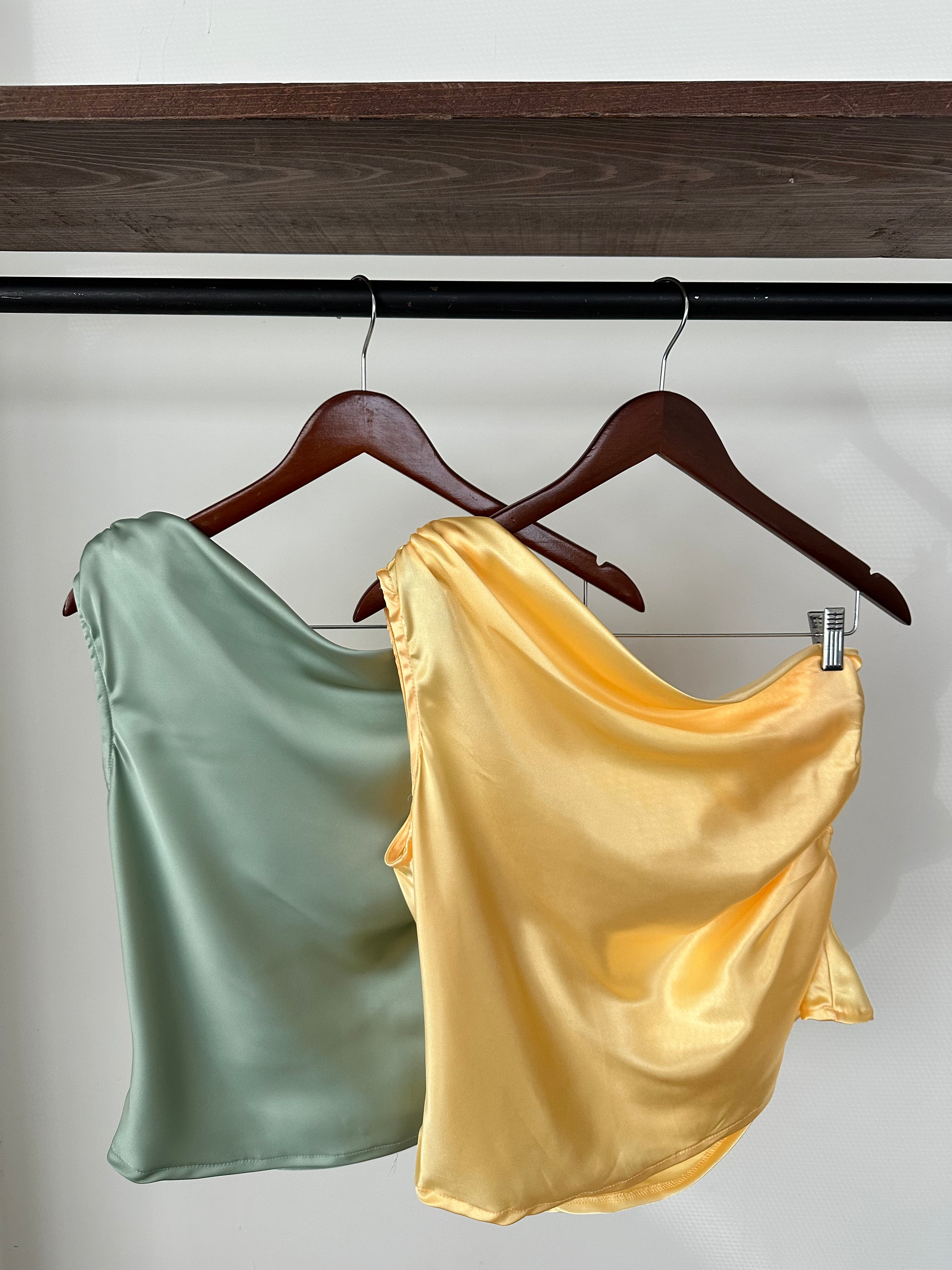 Blusa asimétrica satinada