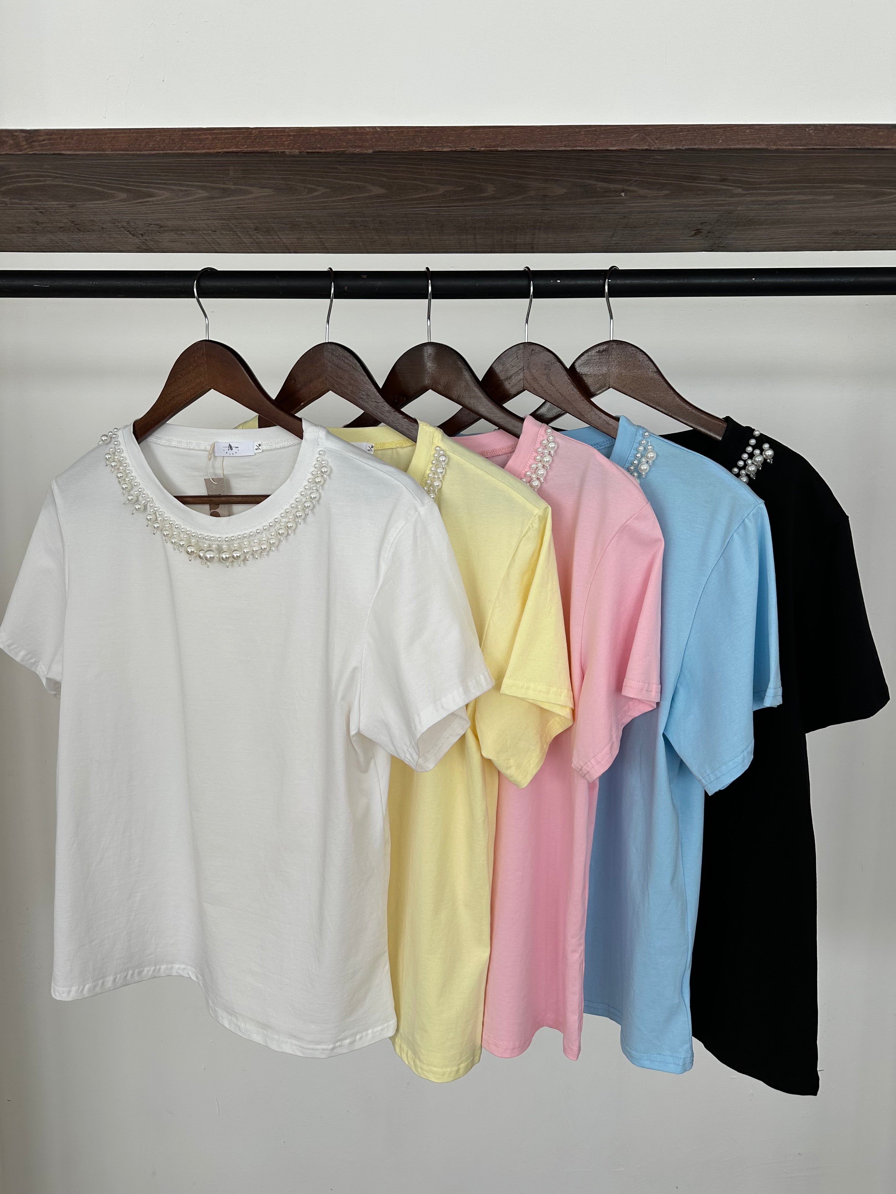 Blusa c/ collar de perlas