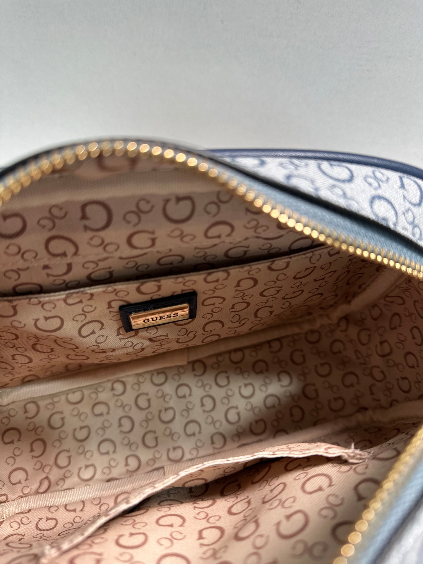 GUESS •Crossbody•