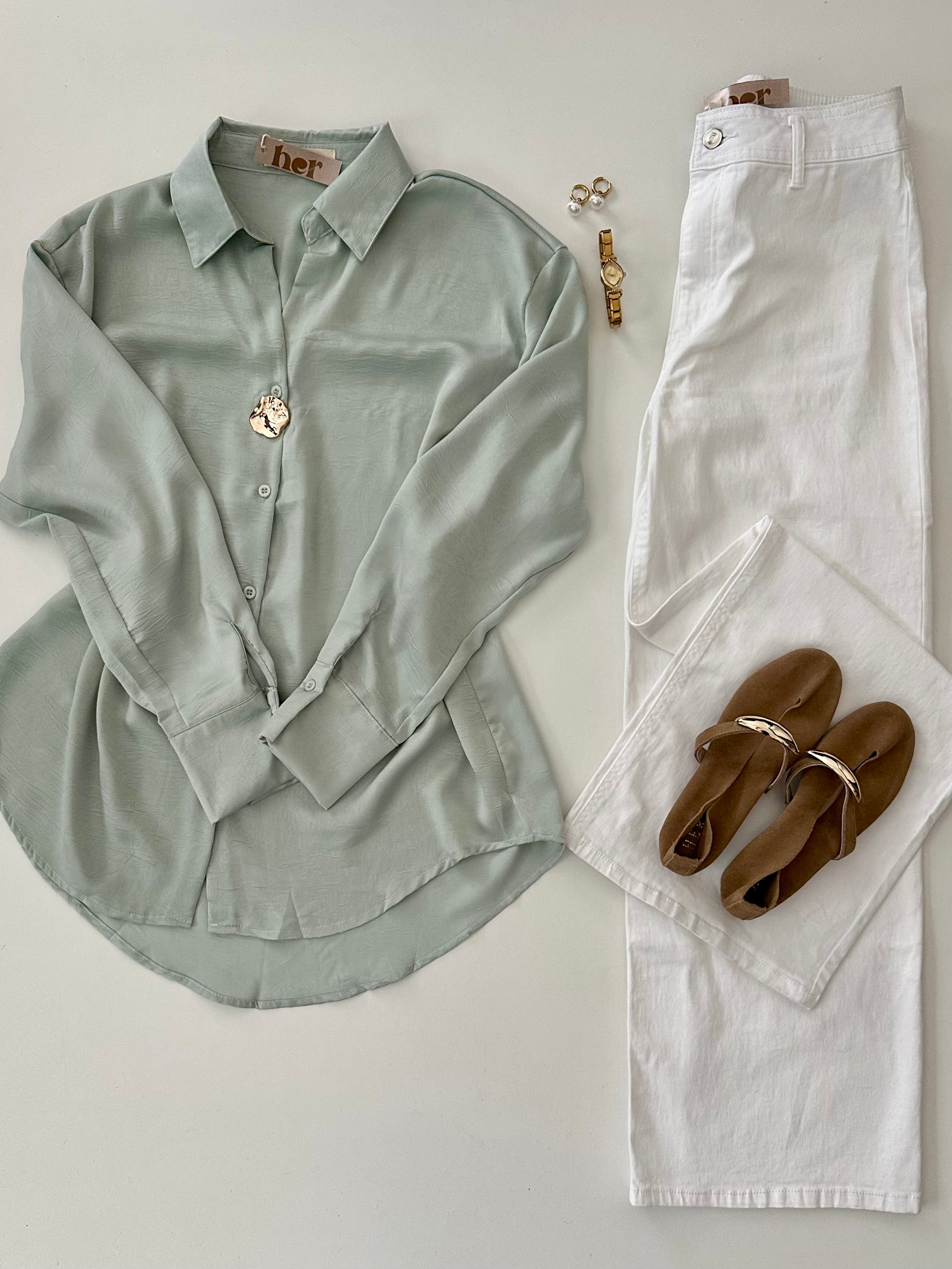 Camisa con detalle dorado