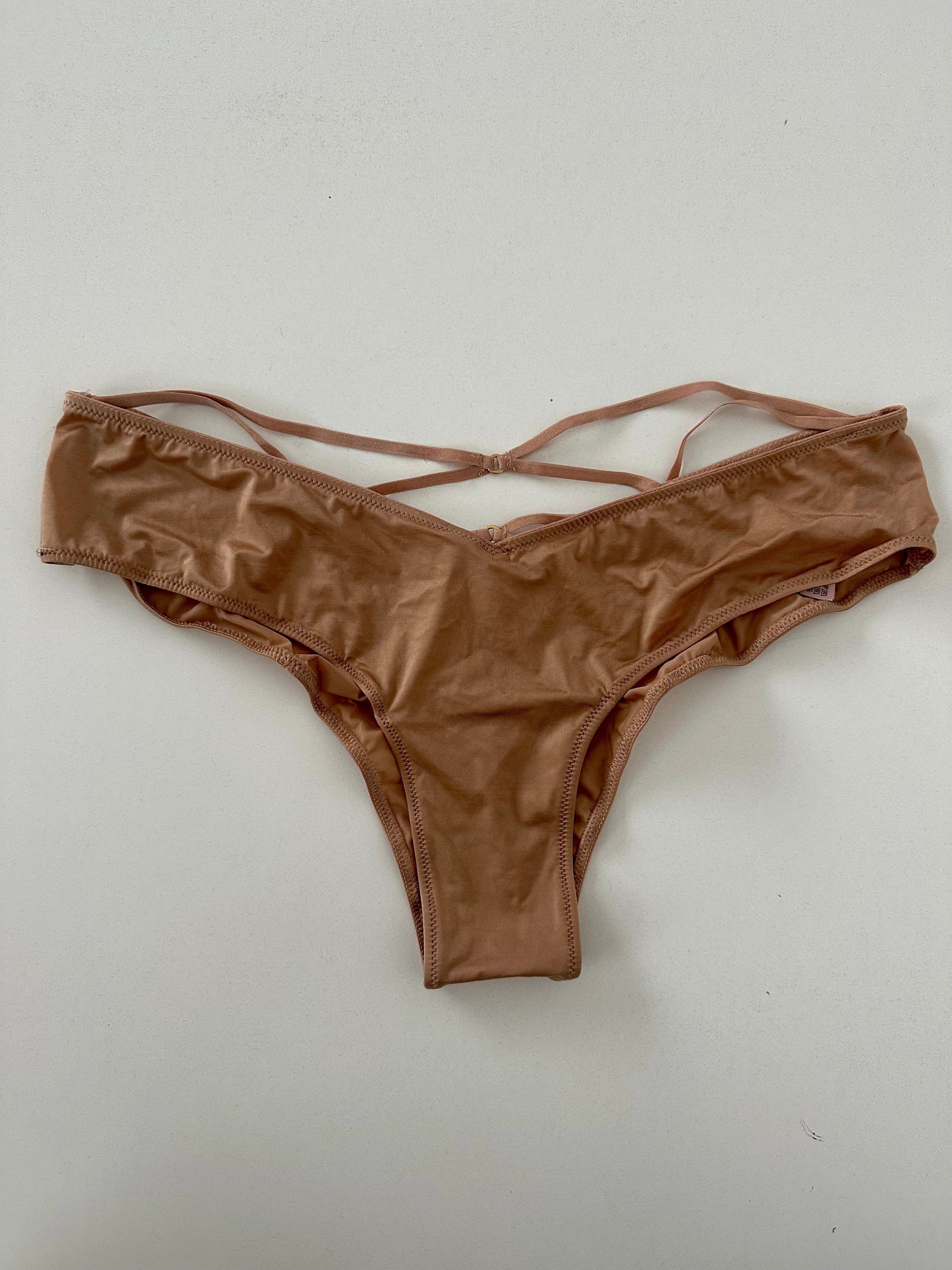 Tanga c/detalle dorado