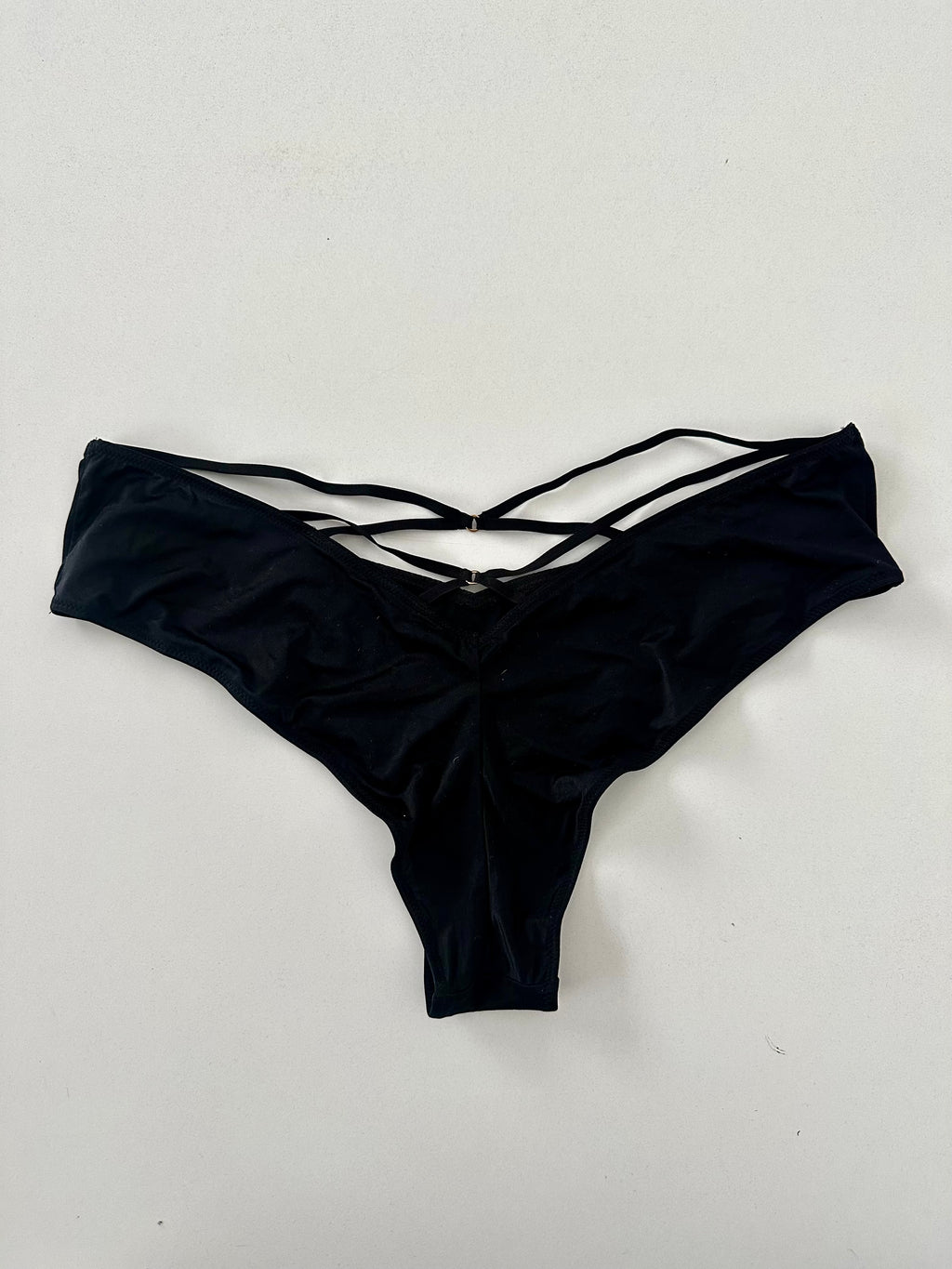 Tanga c/detalle dorado