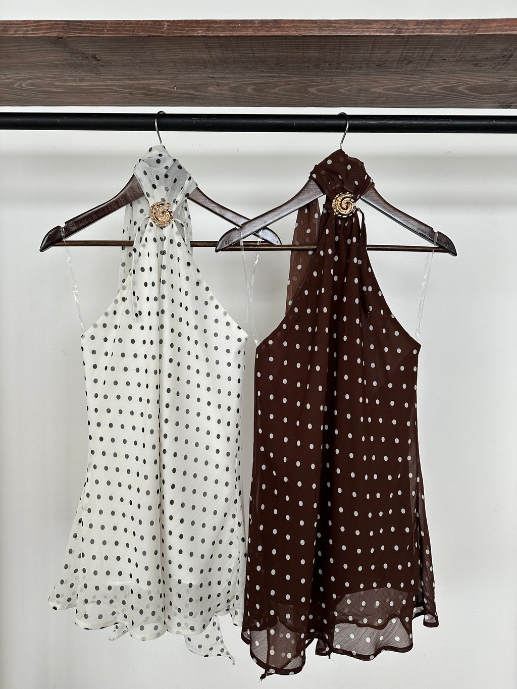 Blusa Halter polka c/ detalle dorado