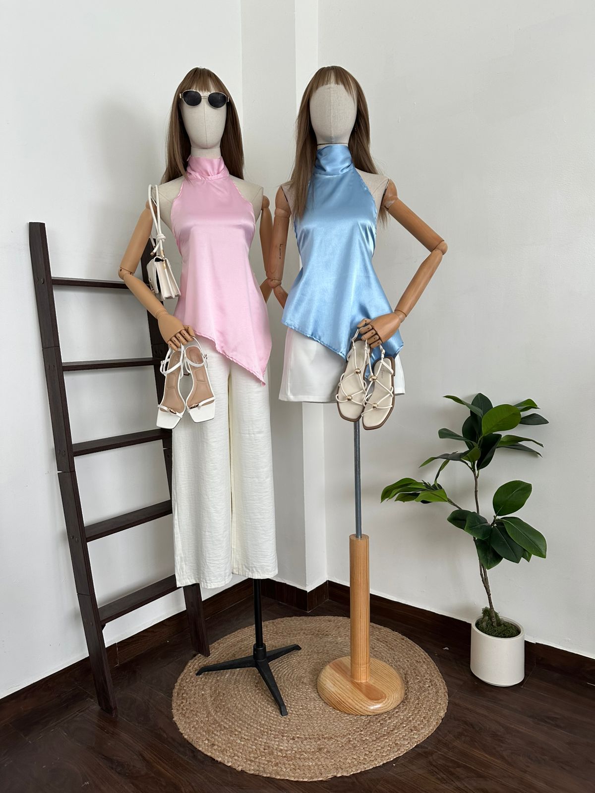 Blusa Halter satinada asimétrica