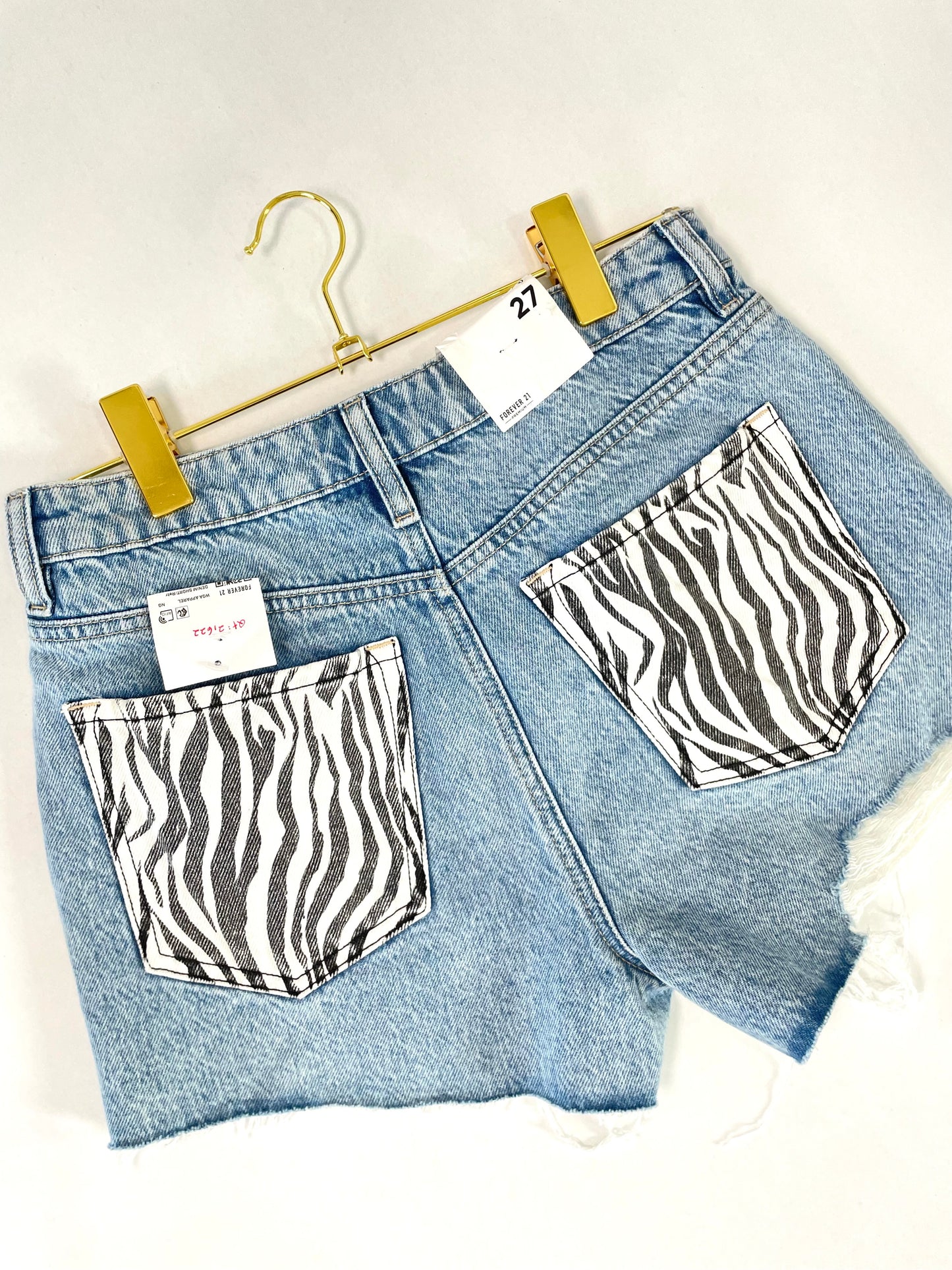 Short de mezclilla F21 con bolsos de cebra