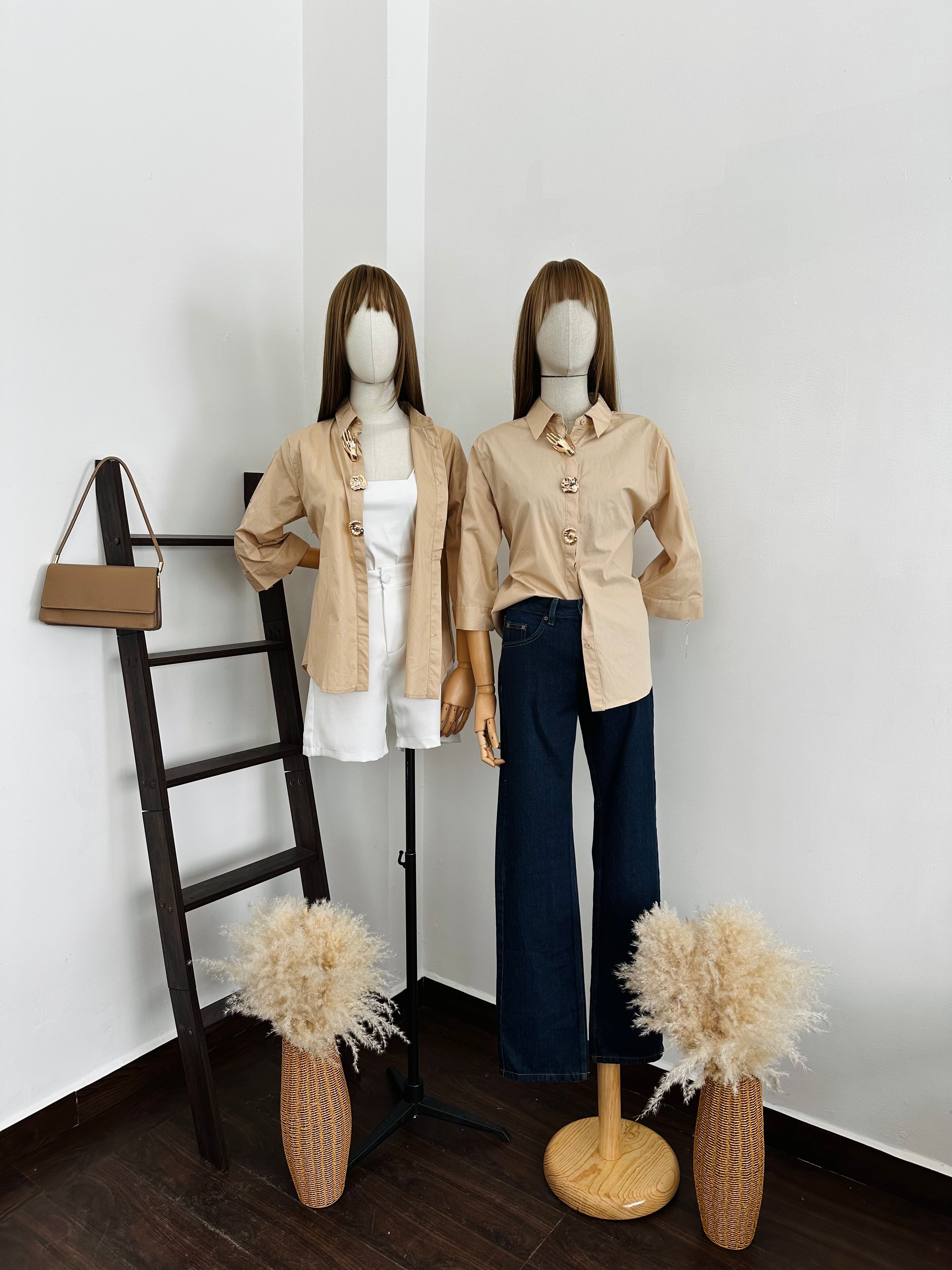 Camisa con aplicaciones