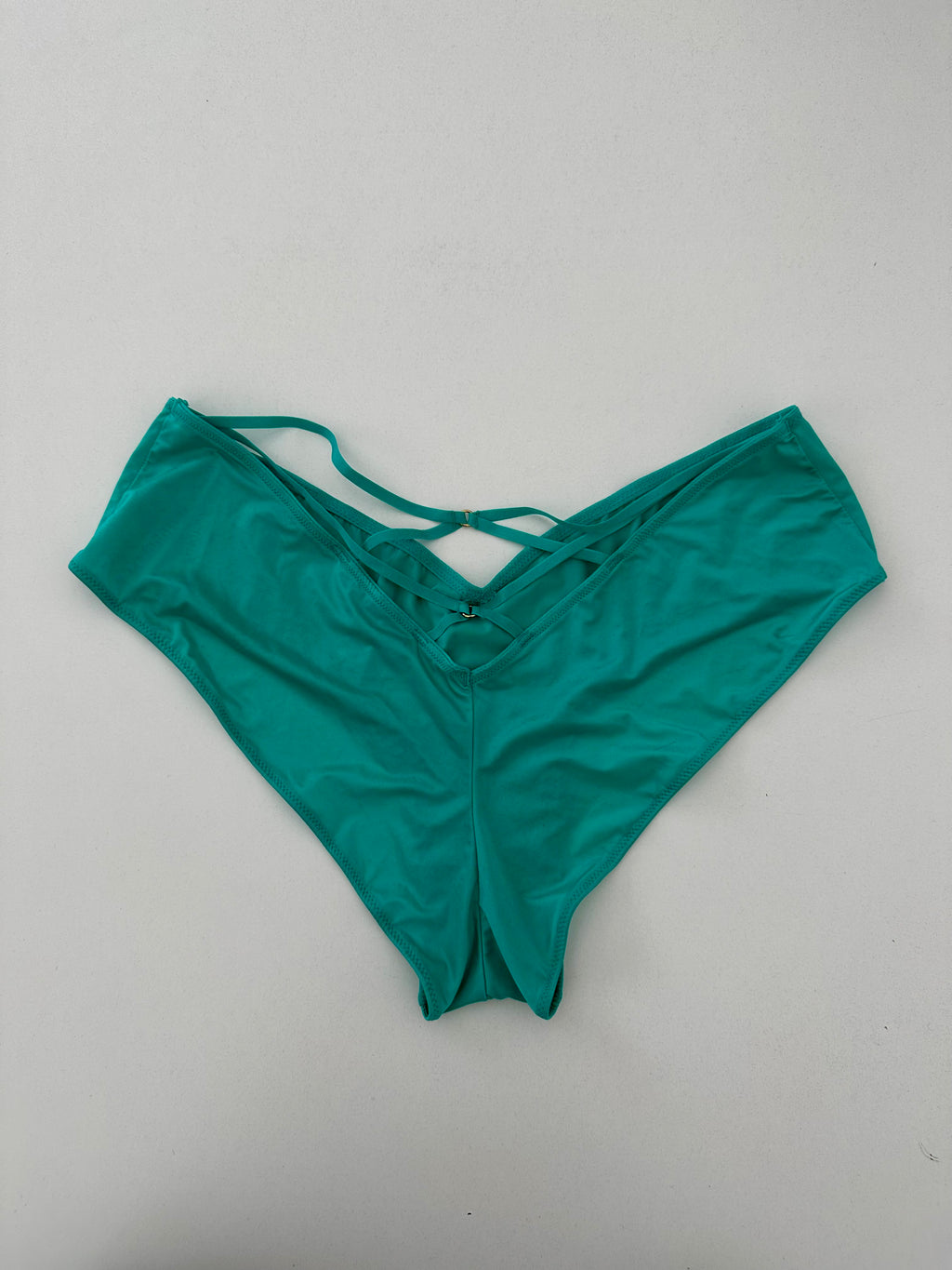 Tanga con detalle dorado