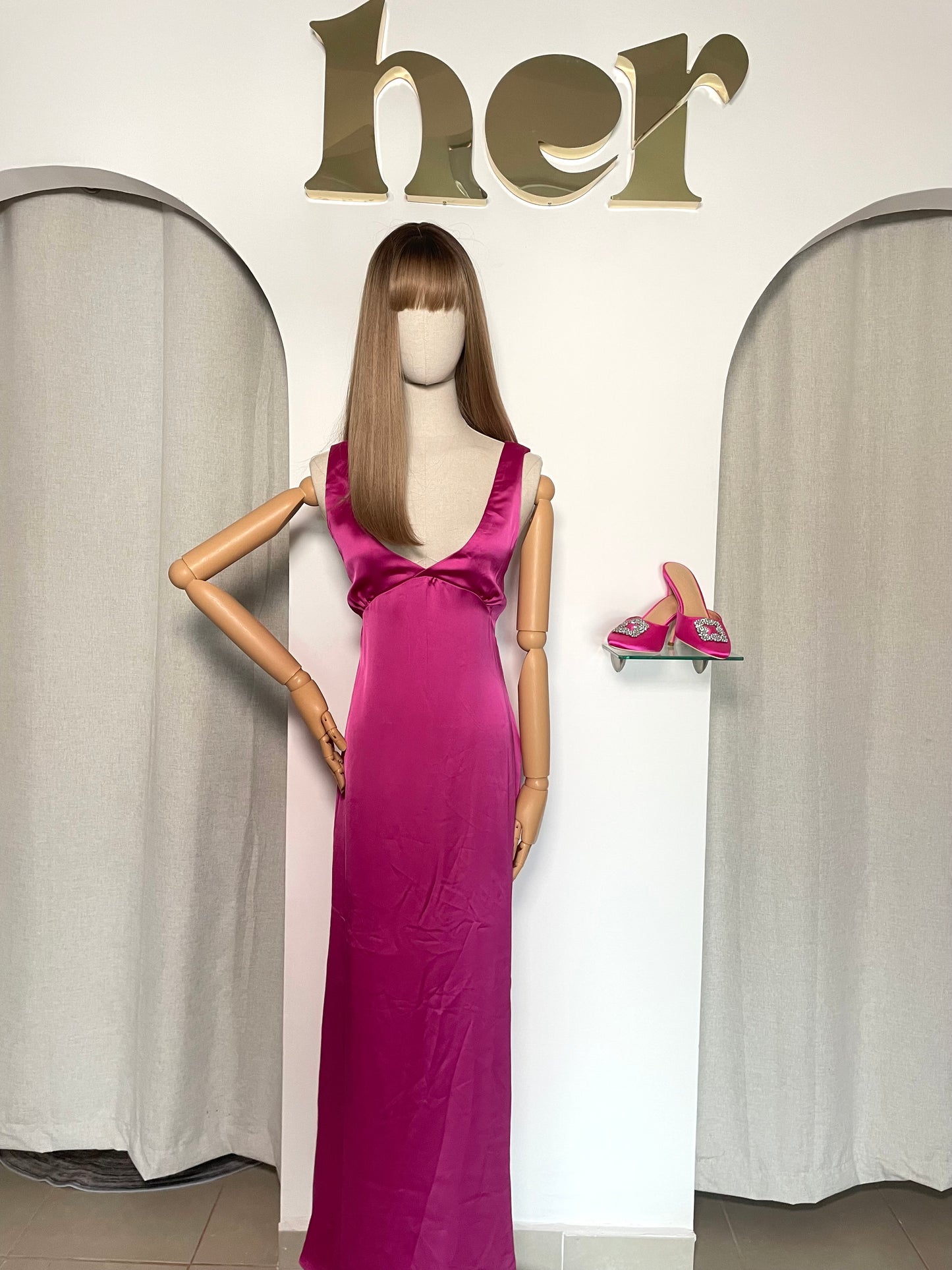 Vestido rosa guinda con abertura en pierna