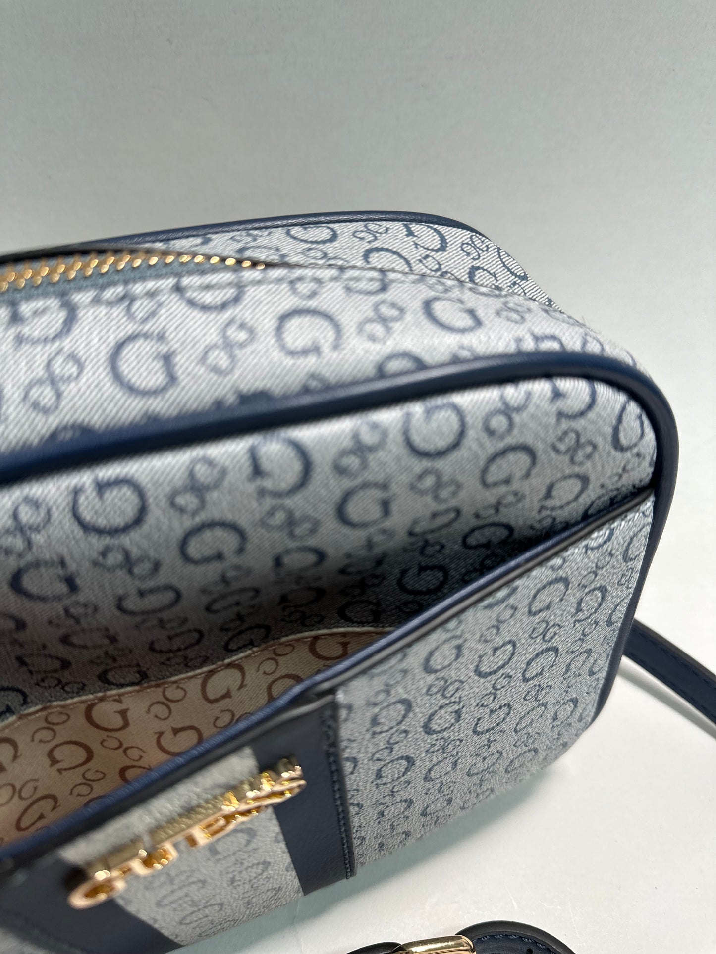 GUESS •Crossbody•