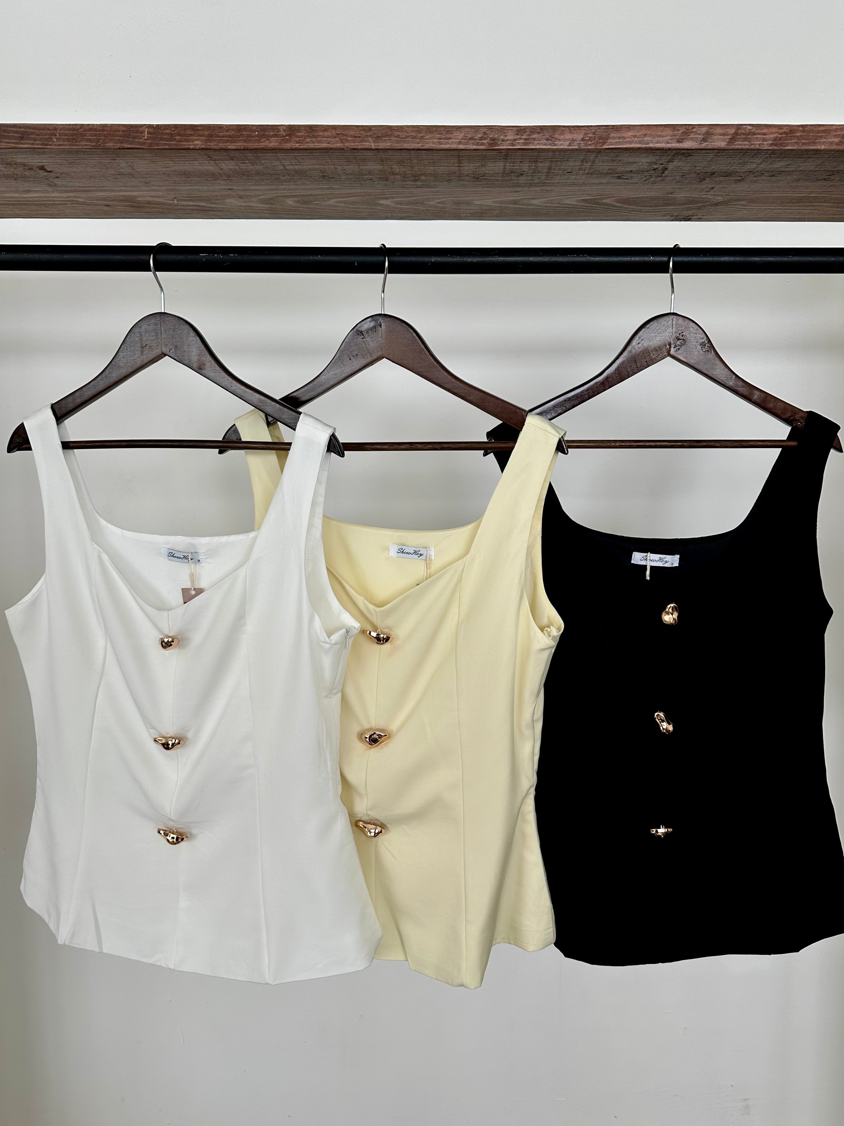 Blusa tres botones dorados