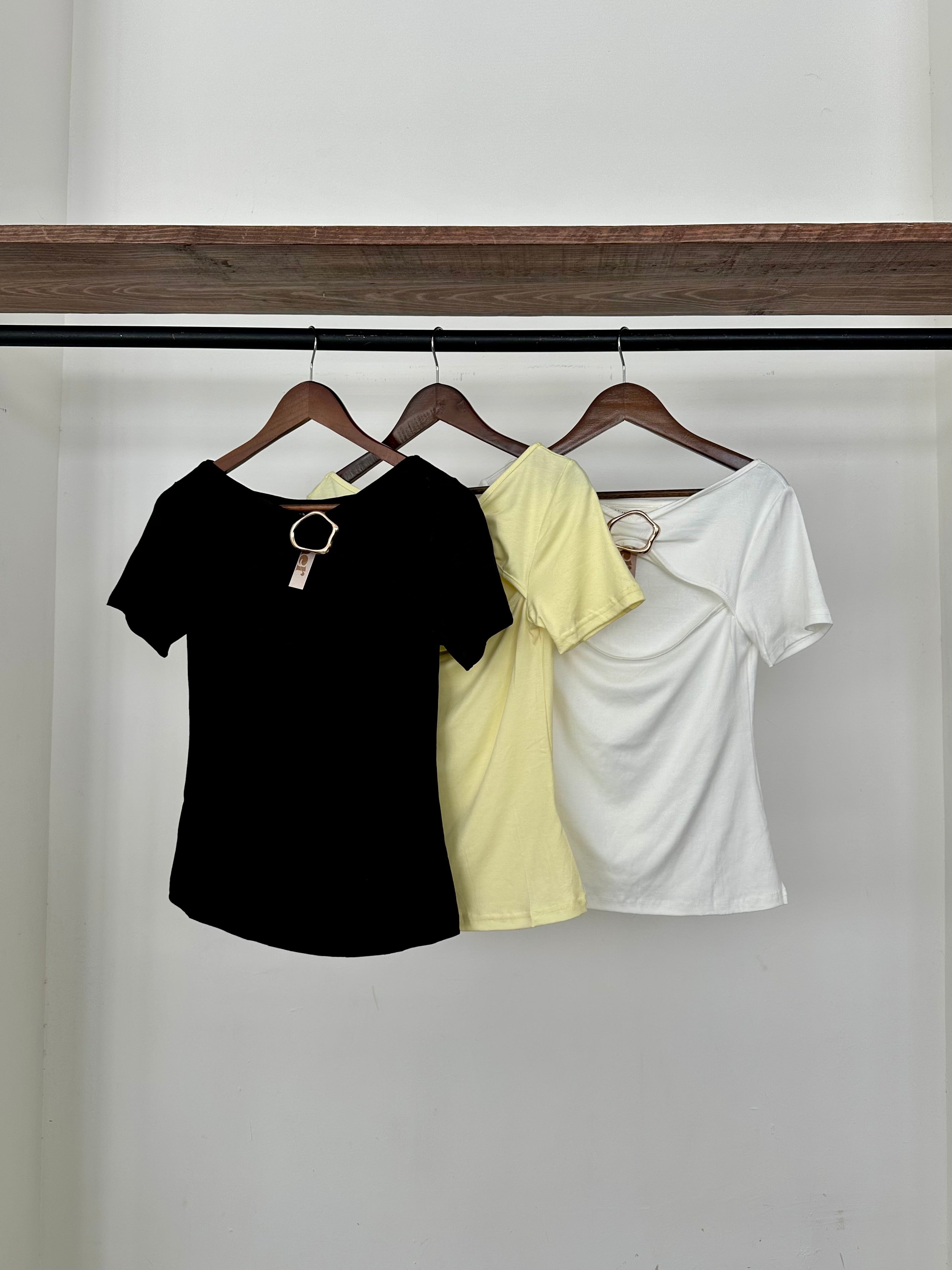 Blusa c/ detalle dorado