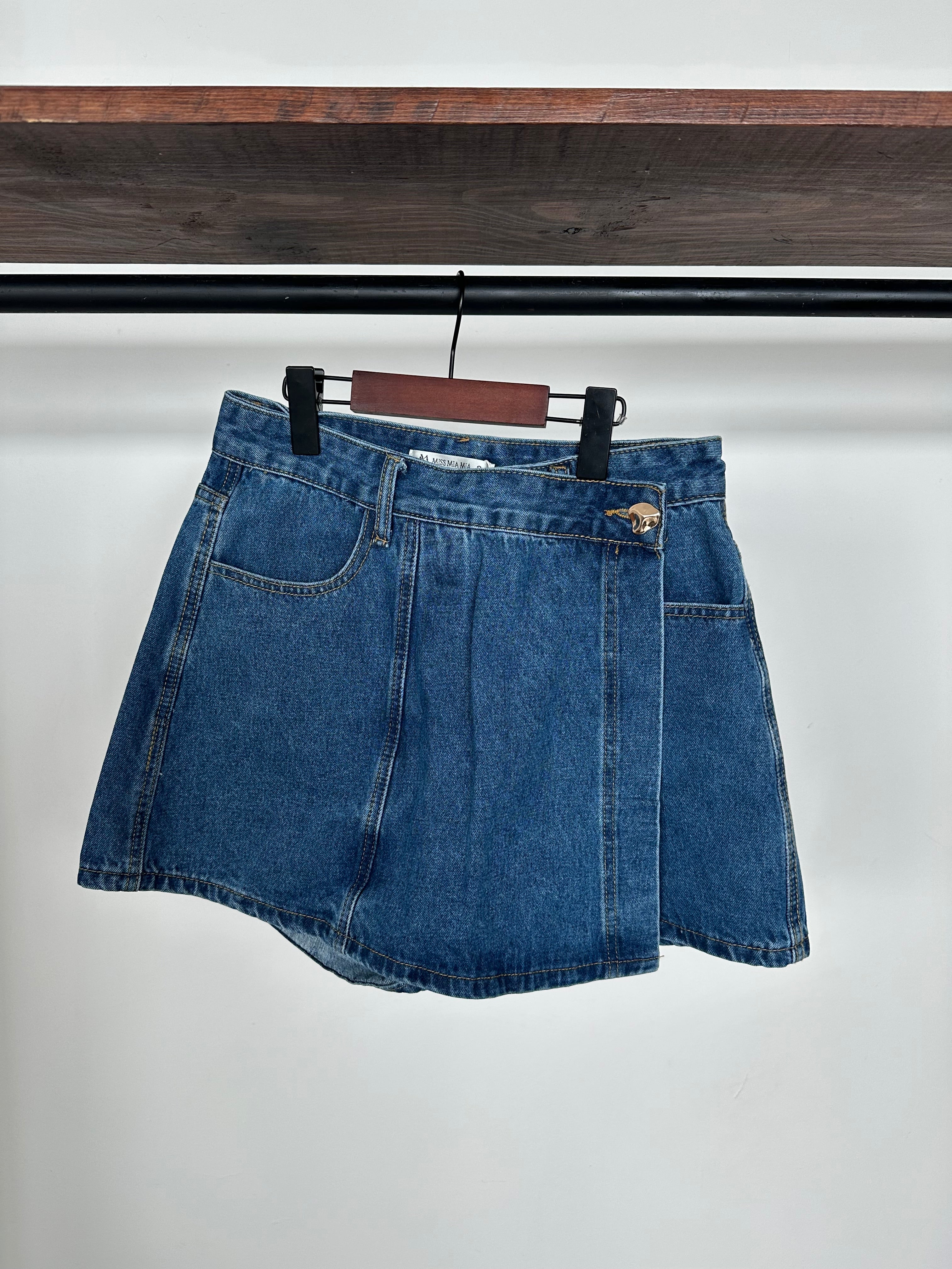 Short falda con botón