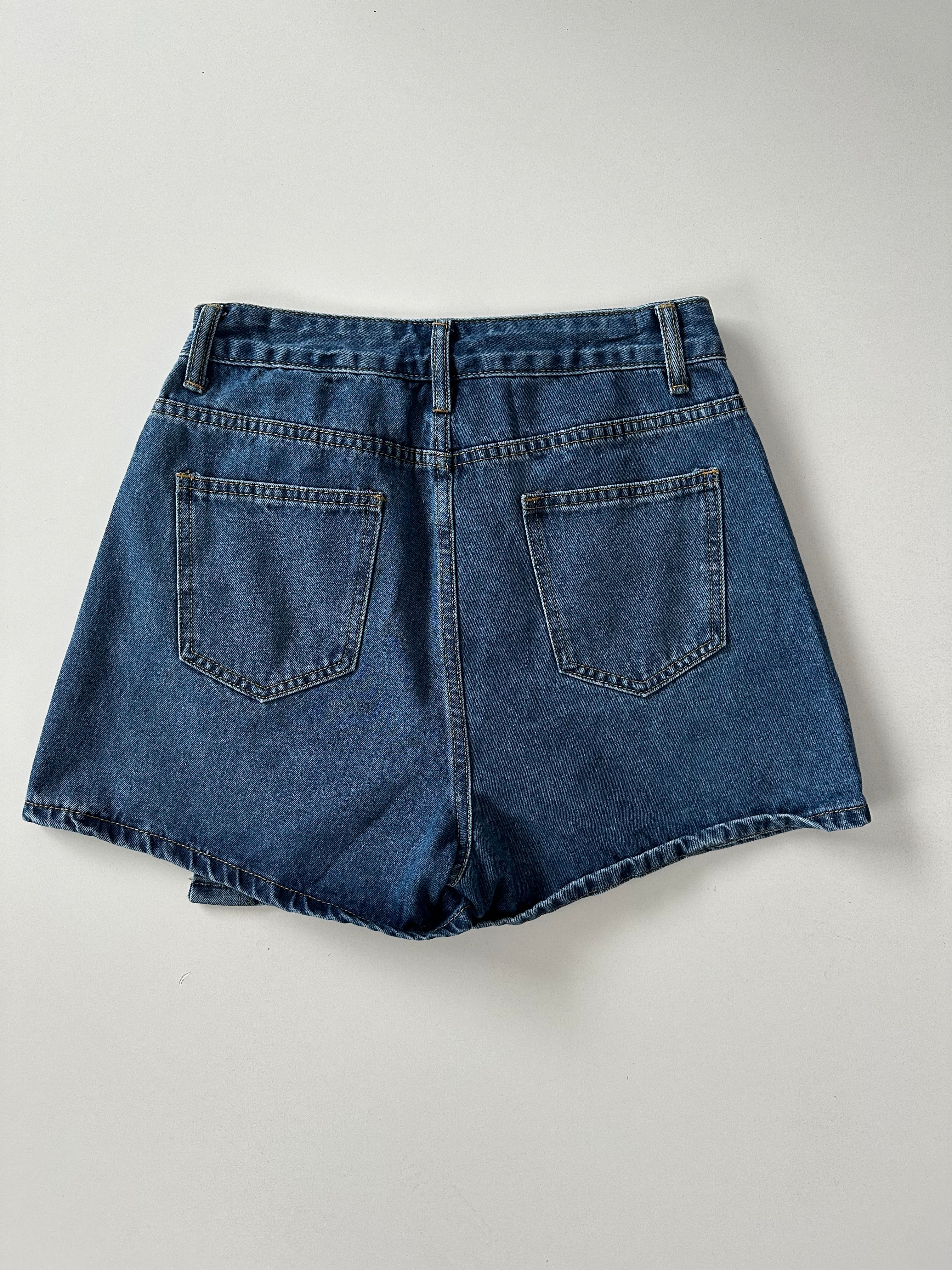 Short falda con botón