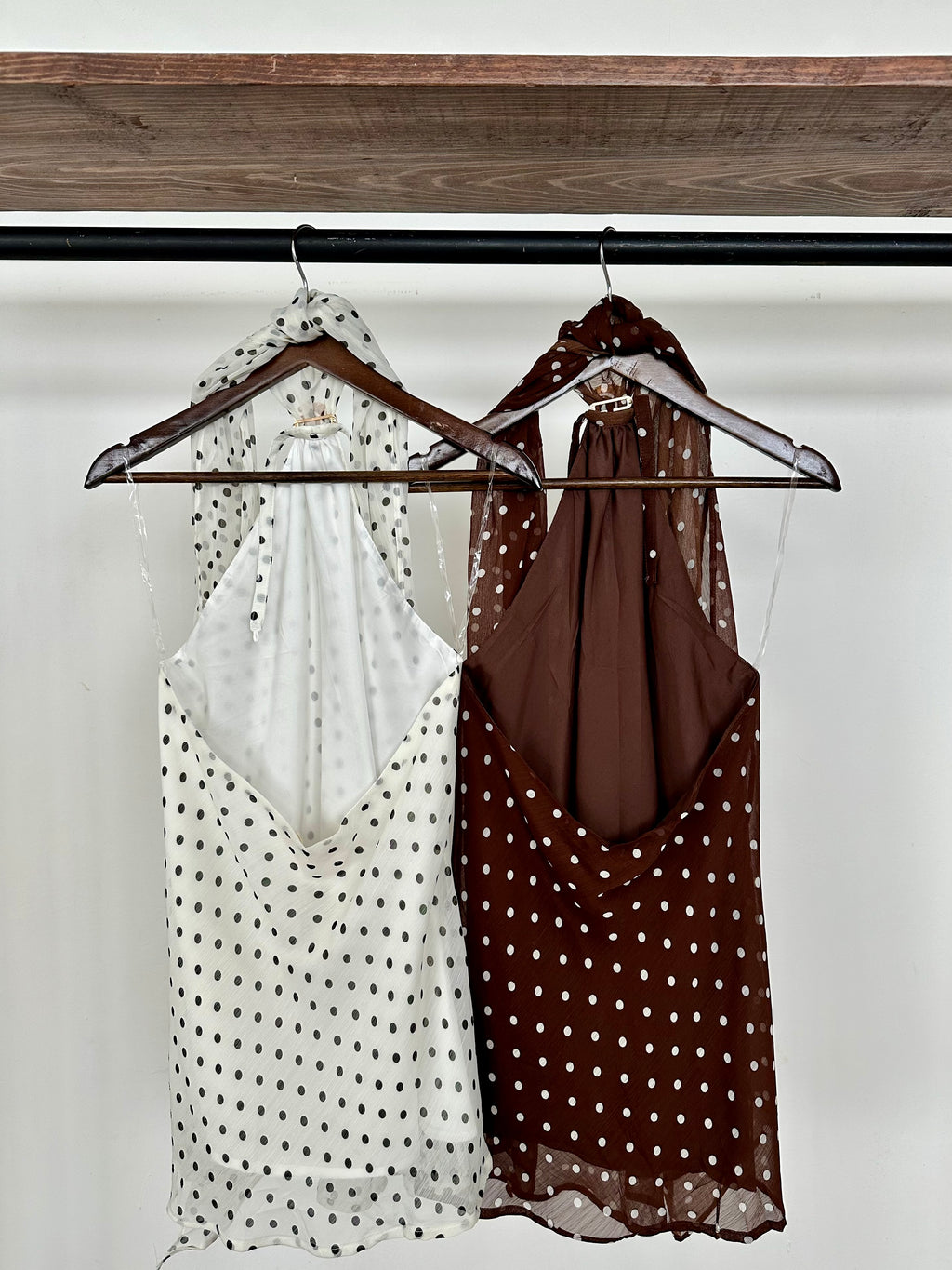 Blusa Halter polka c/ detalle dorado