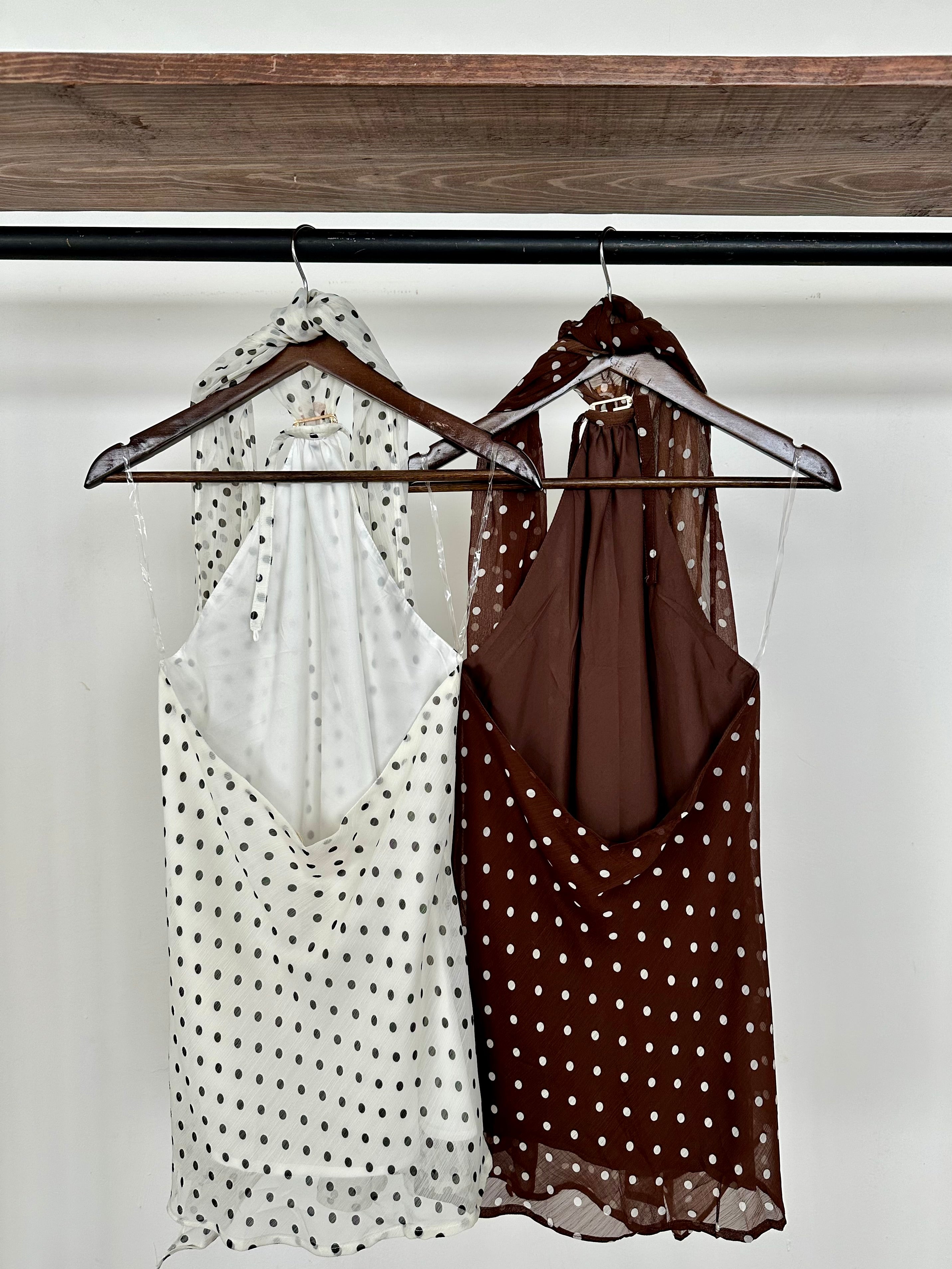 Blusa Halter polka c/ detalle dorado
