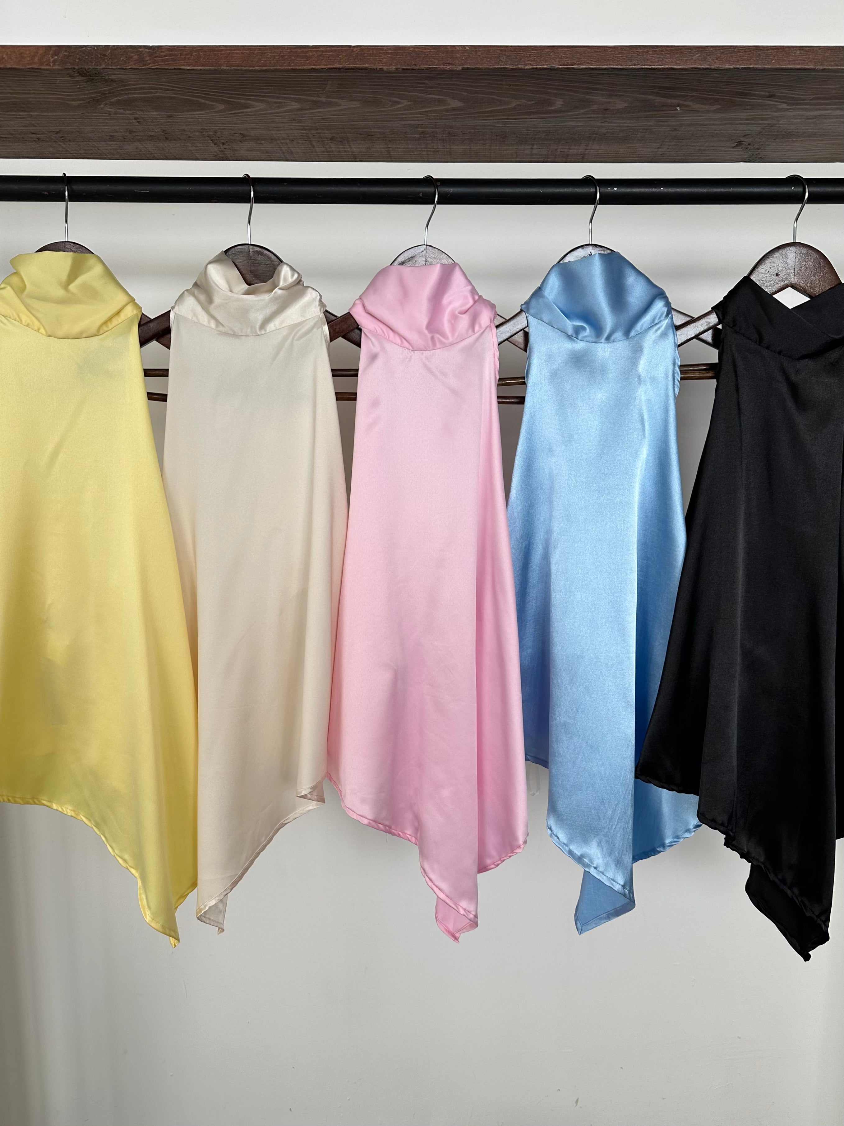 Blusa Halter satinada asimétrica