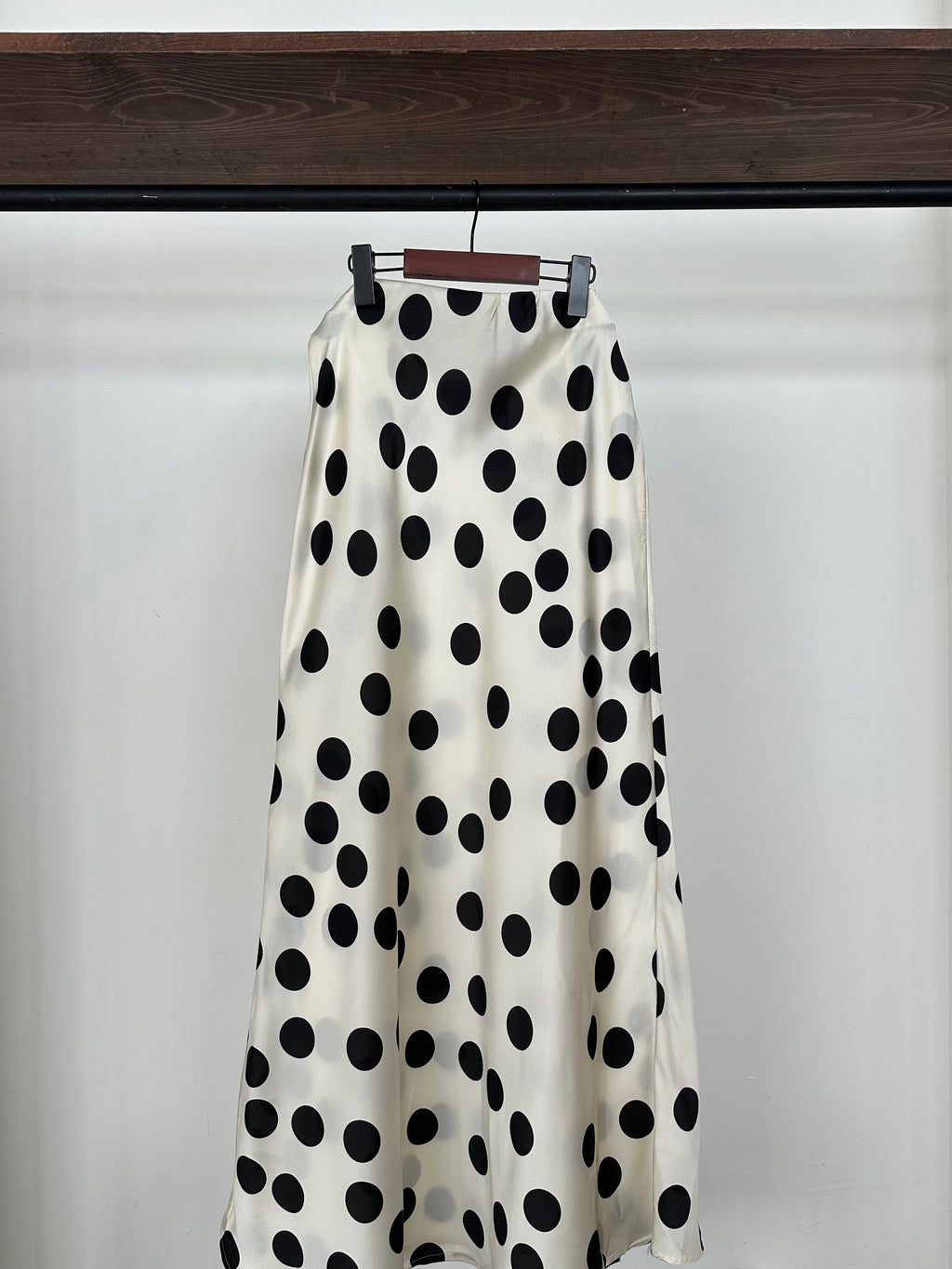 Falda polka satinada