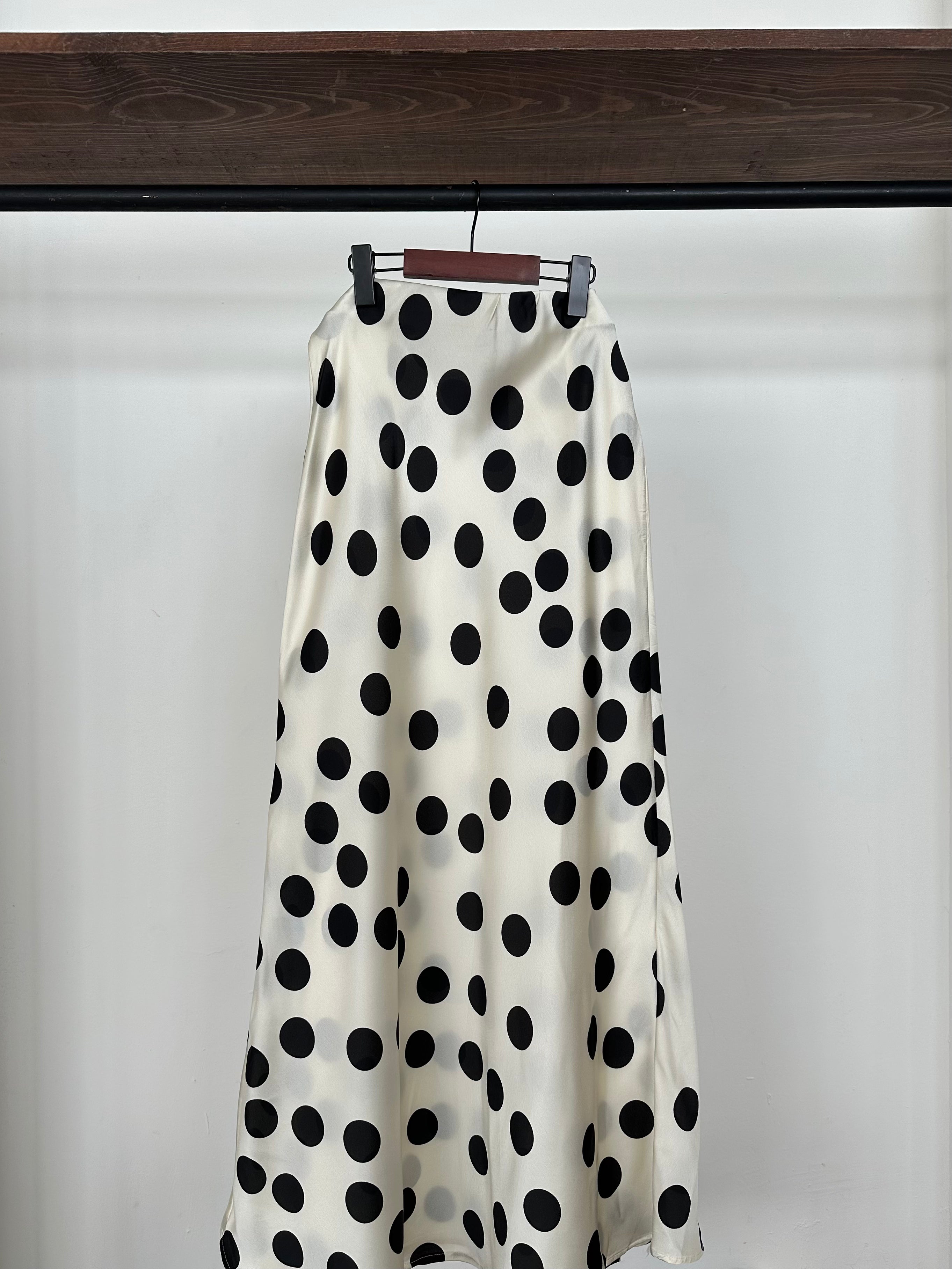 Falda polka satinada
