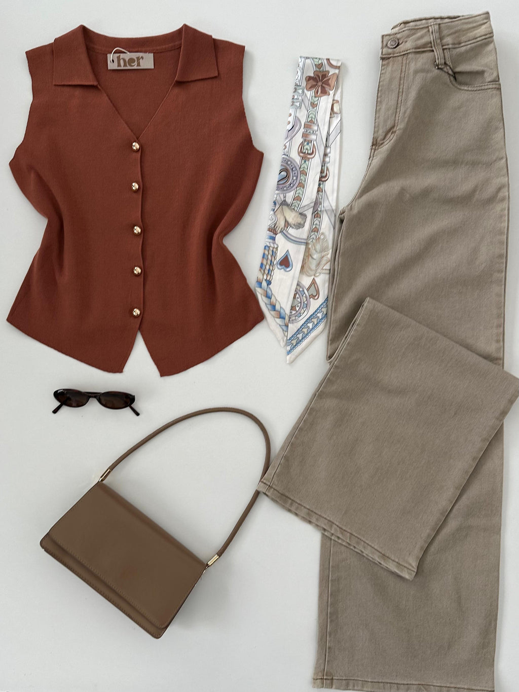 Blusa abotonada con mascada