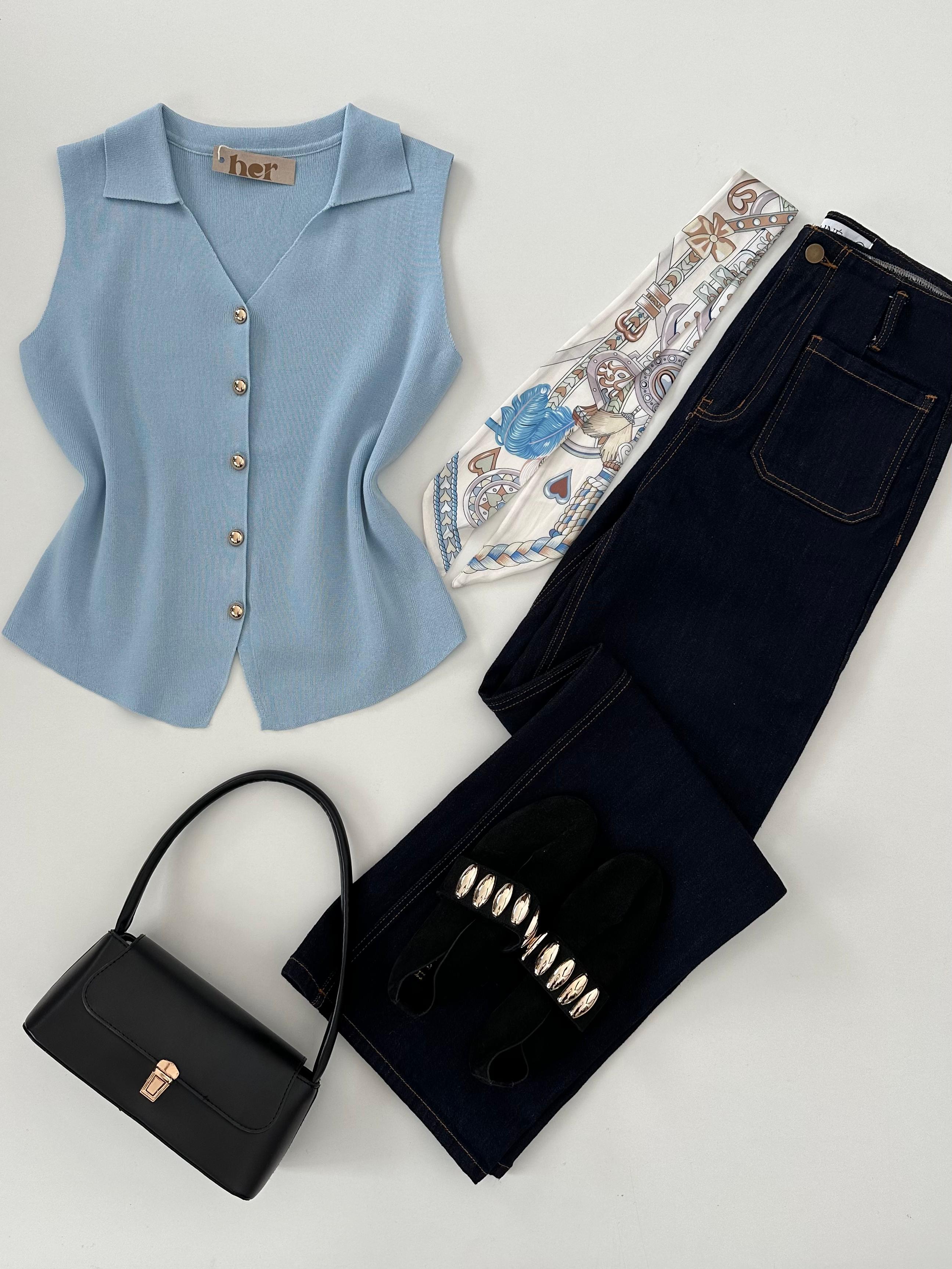 Blusa abotonada con mascada